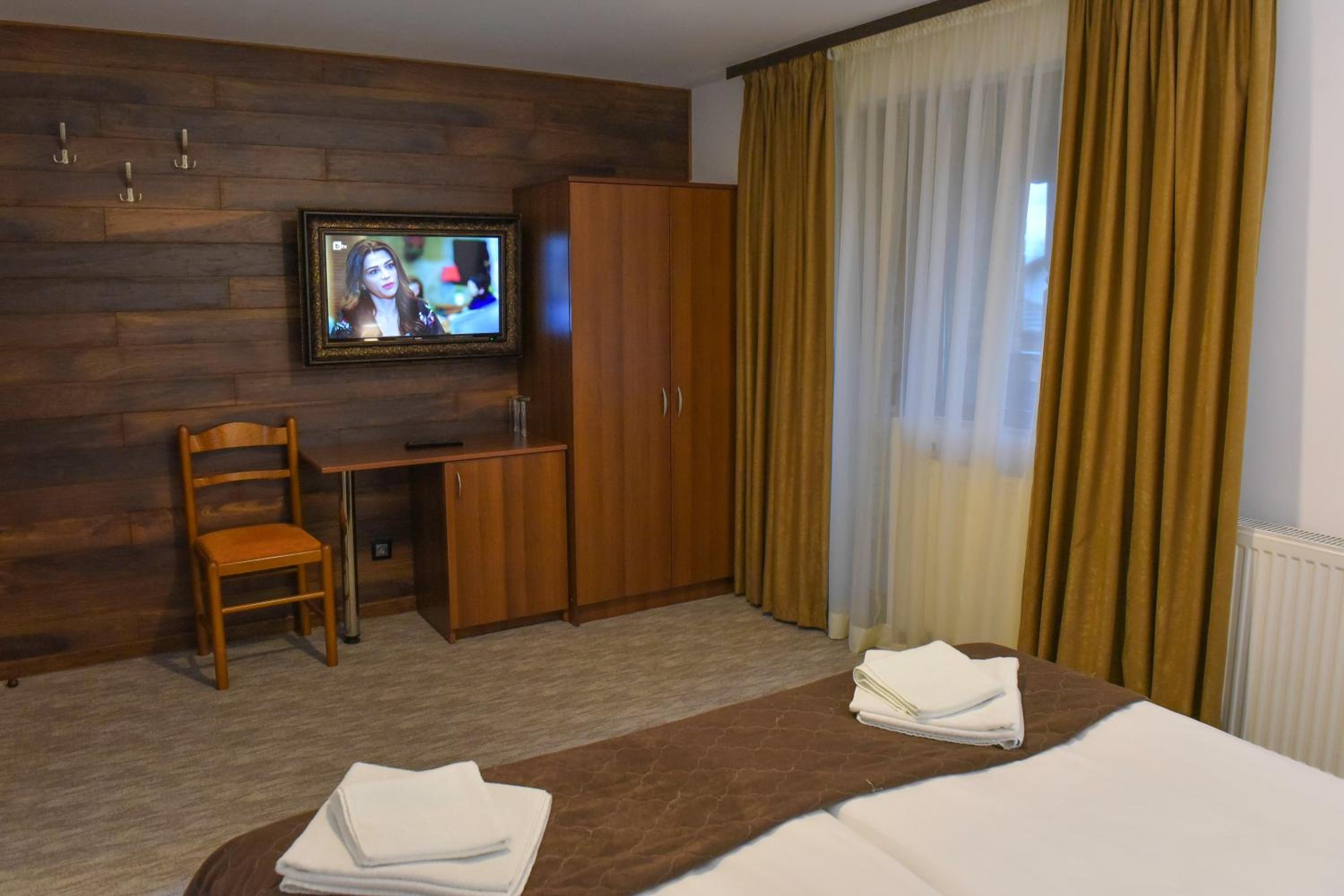 Deluxe Double Room with Balcony - Photo 7