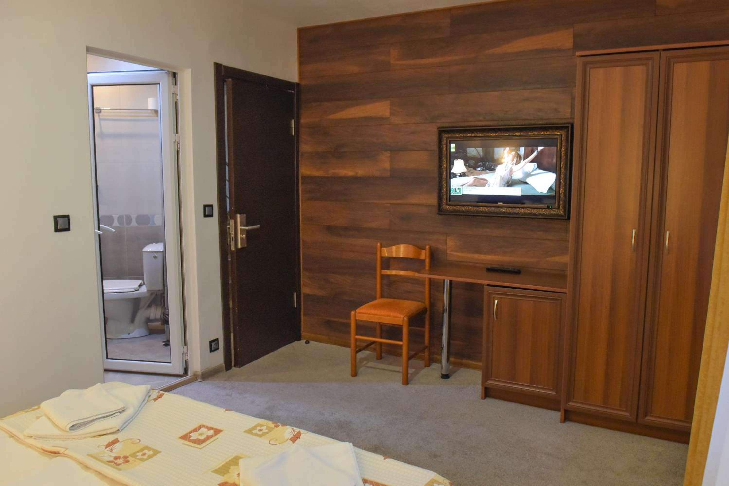 Deluxe Double Room with Balcony - Photo 6