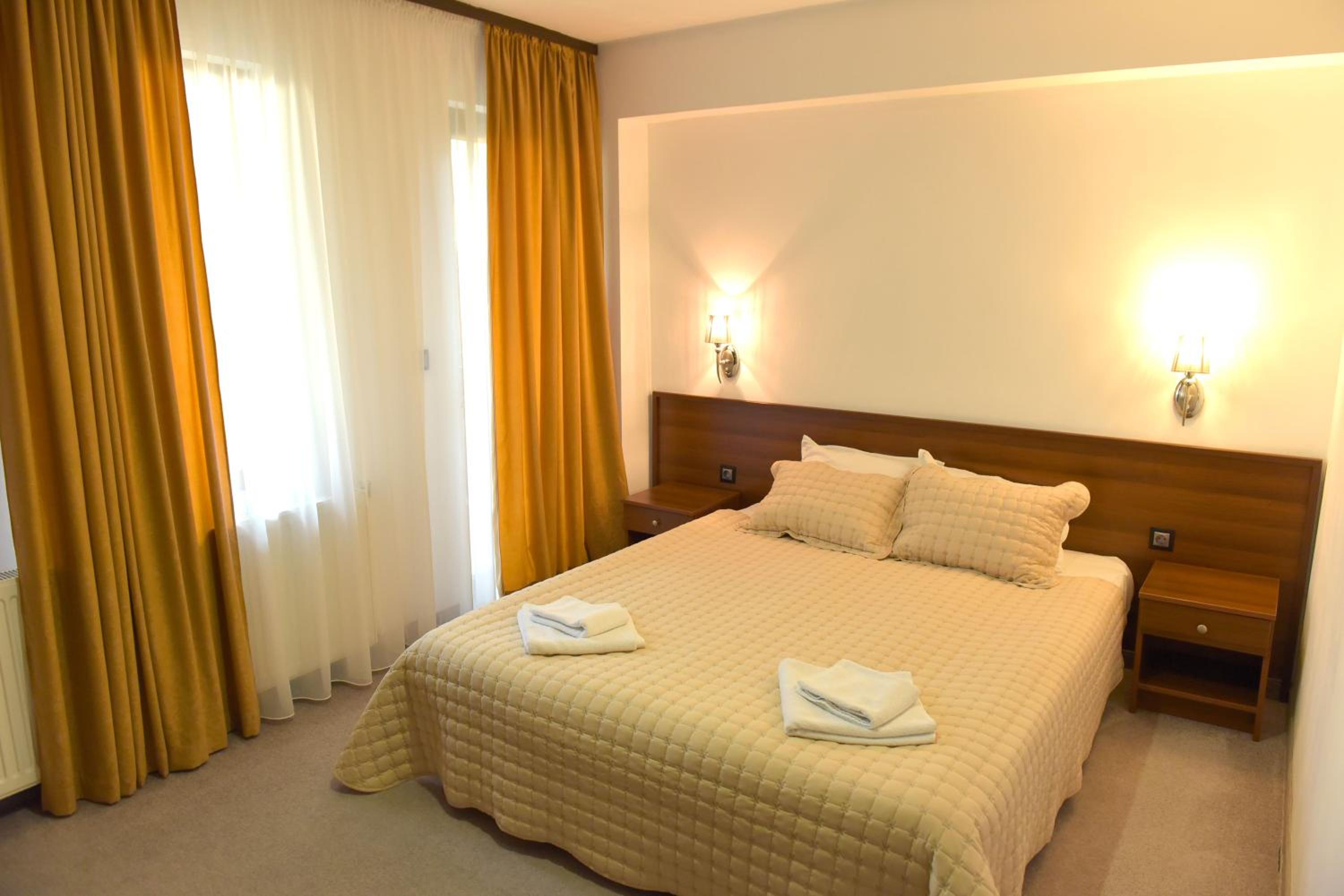 Deluxe Double Room with Balcony - Photo 10