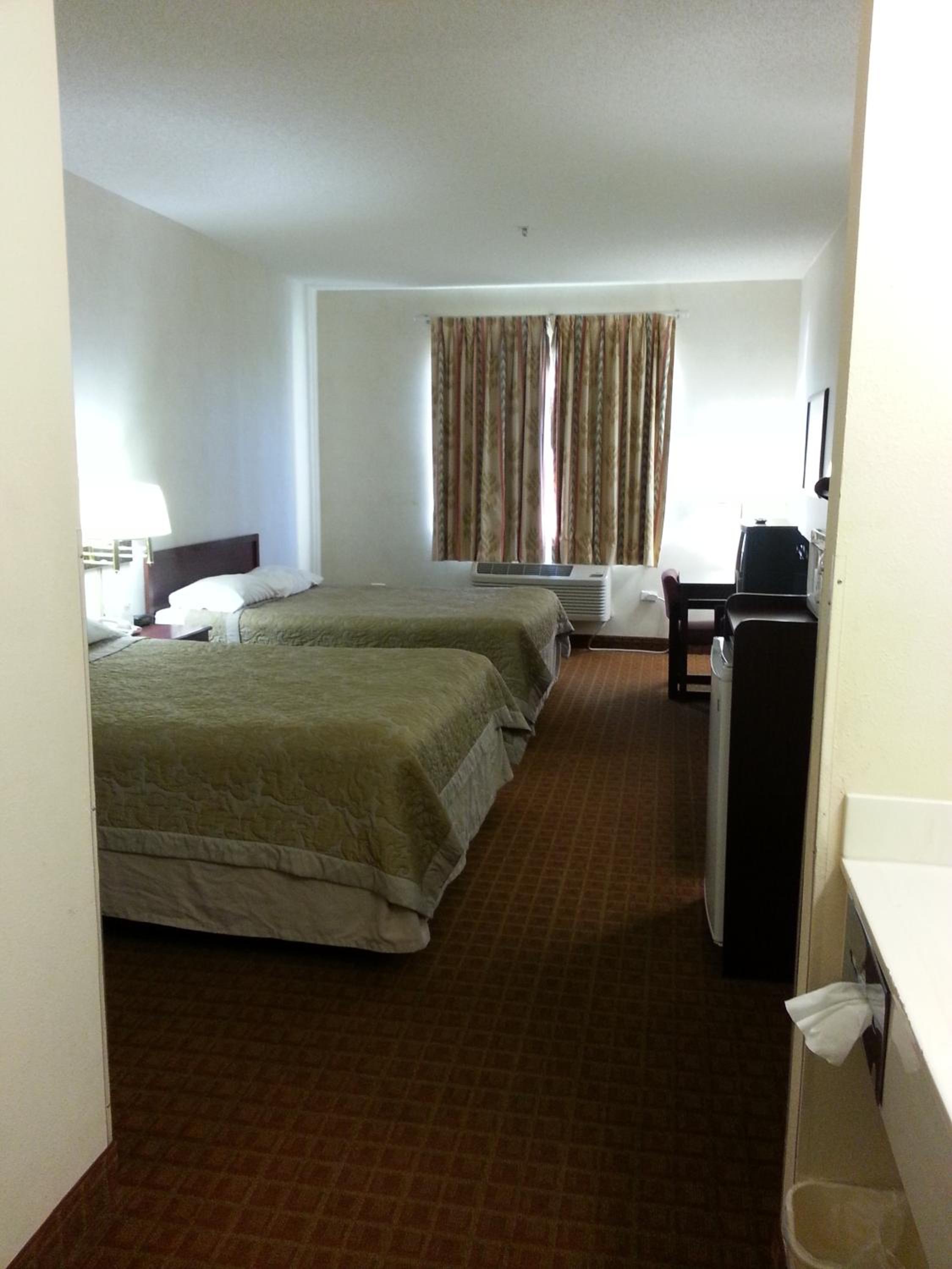 Queen Room with Two Queen Beds - Non-Smoking - Photo 5