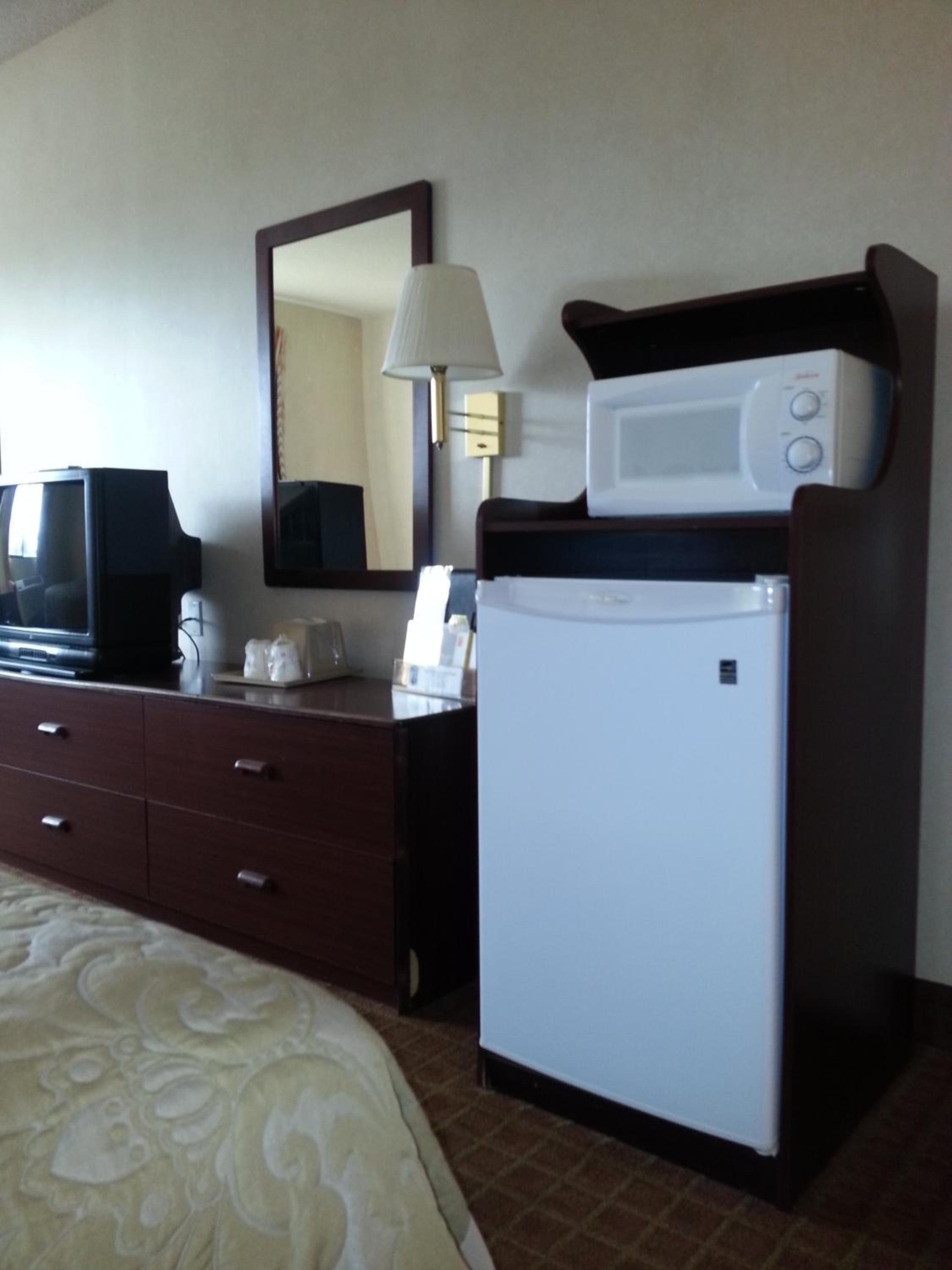Superior Queen Room with Three Queen Beds - Non-Smoking - Photo 3
