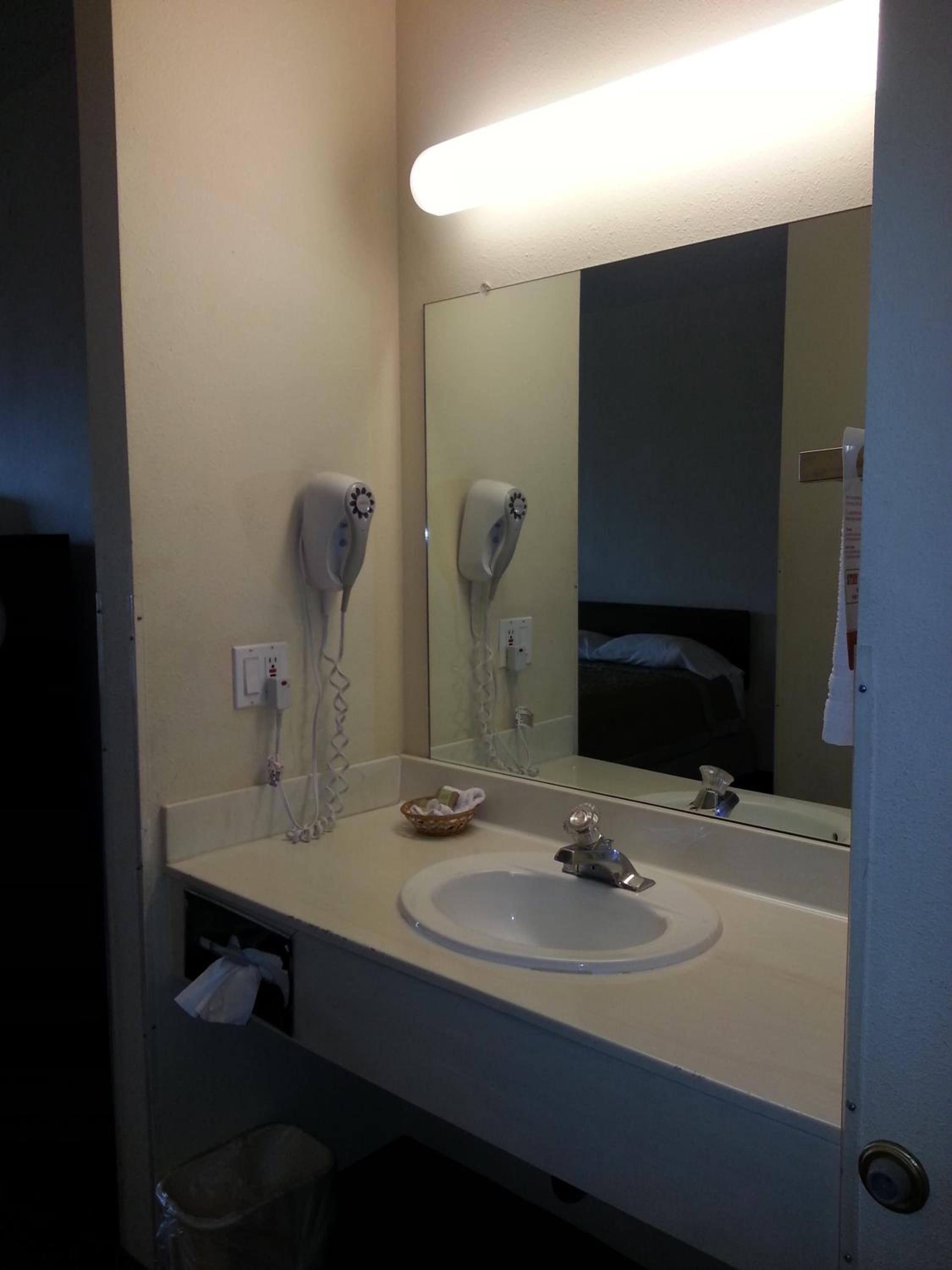 Superior Queen Room with Three Queen Beds - Non-Smoking - Photo 4