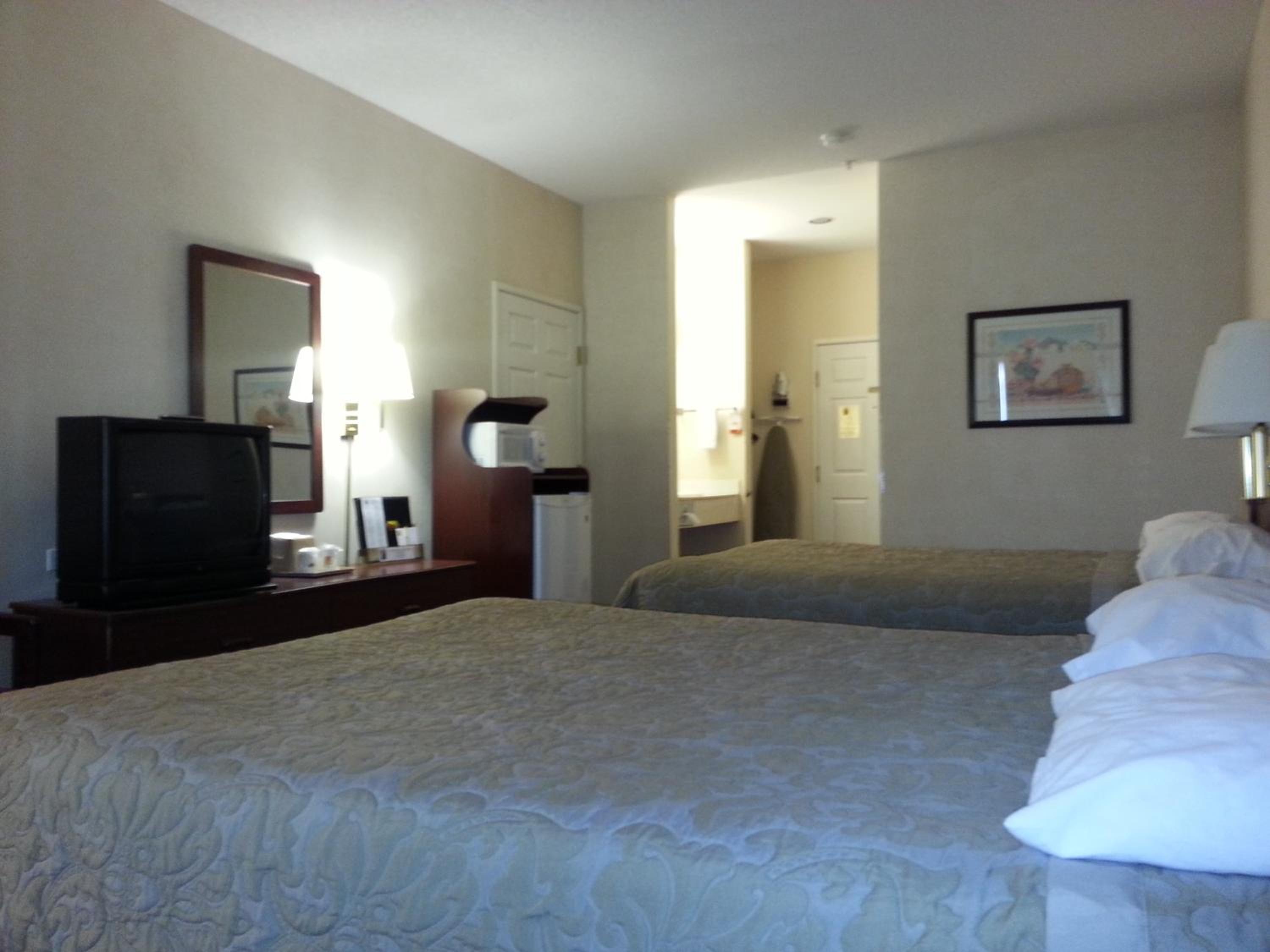 Queen Room with Two Queen Beds - Non-Smoking - Photo 2