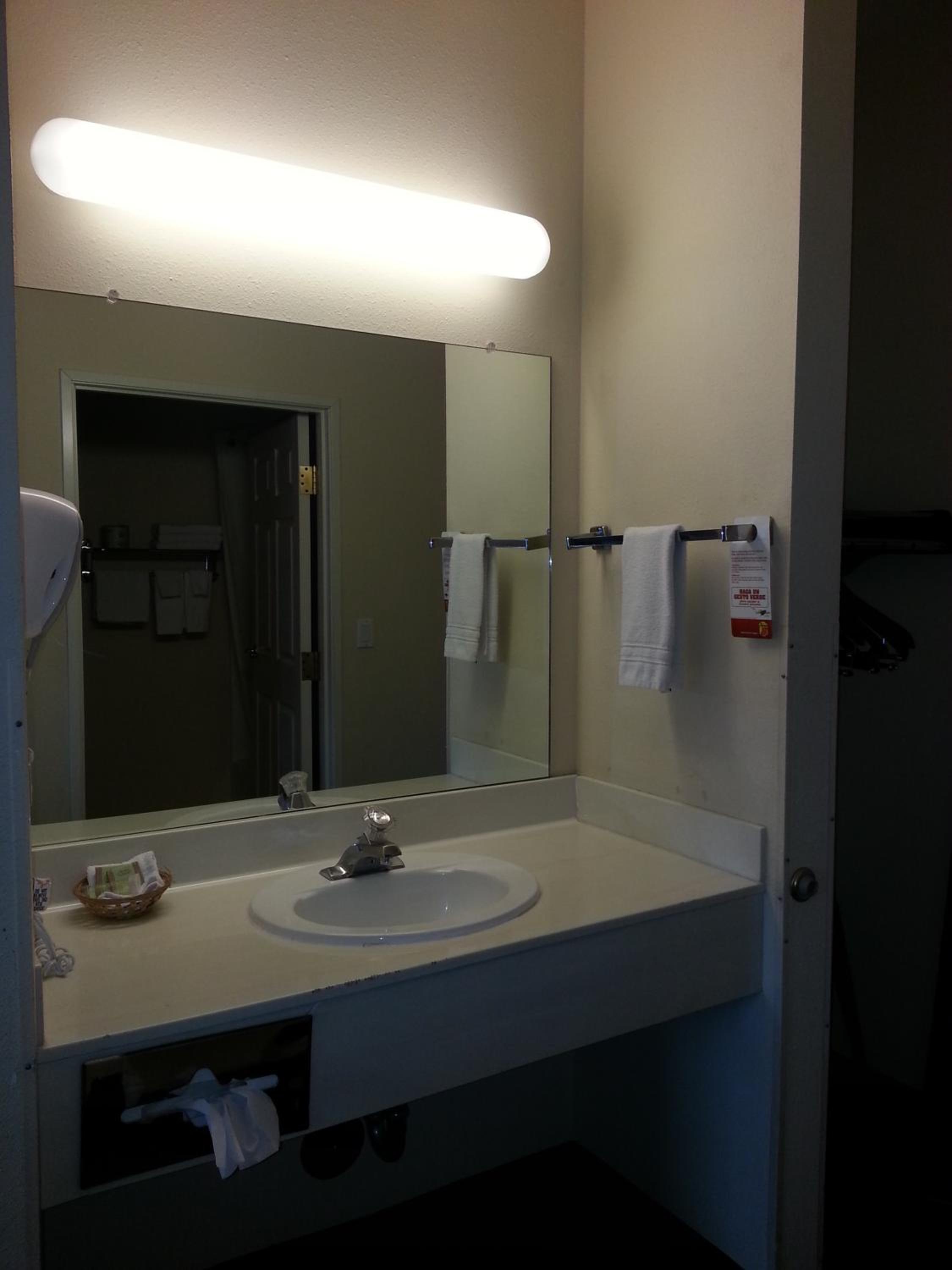 King Room - Disability Access - Non-Smoking - Photo 3