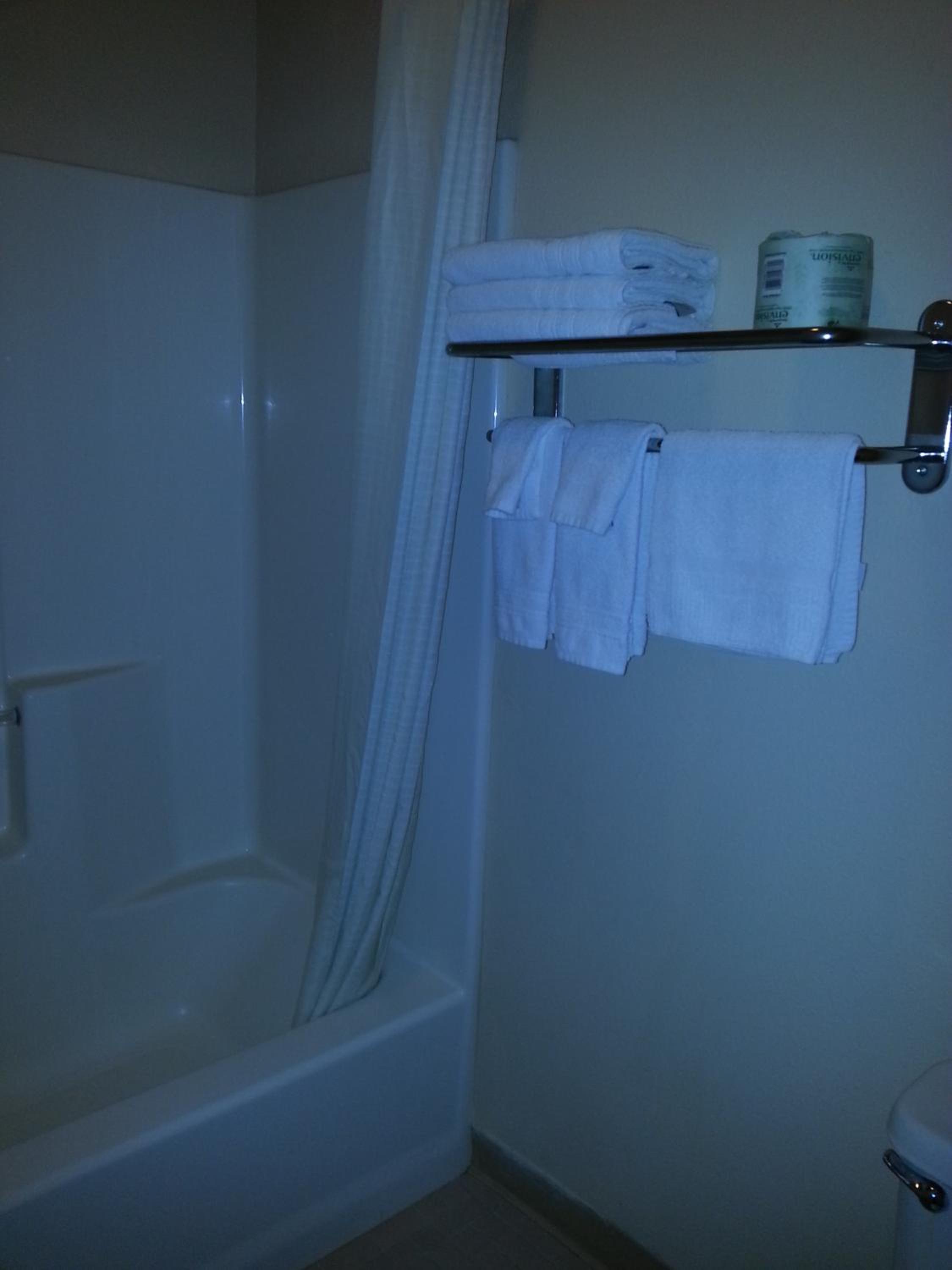 Queen Room with Two Queen Beds - Non-Smoking - Photo 4