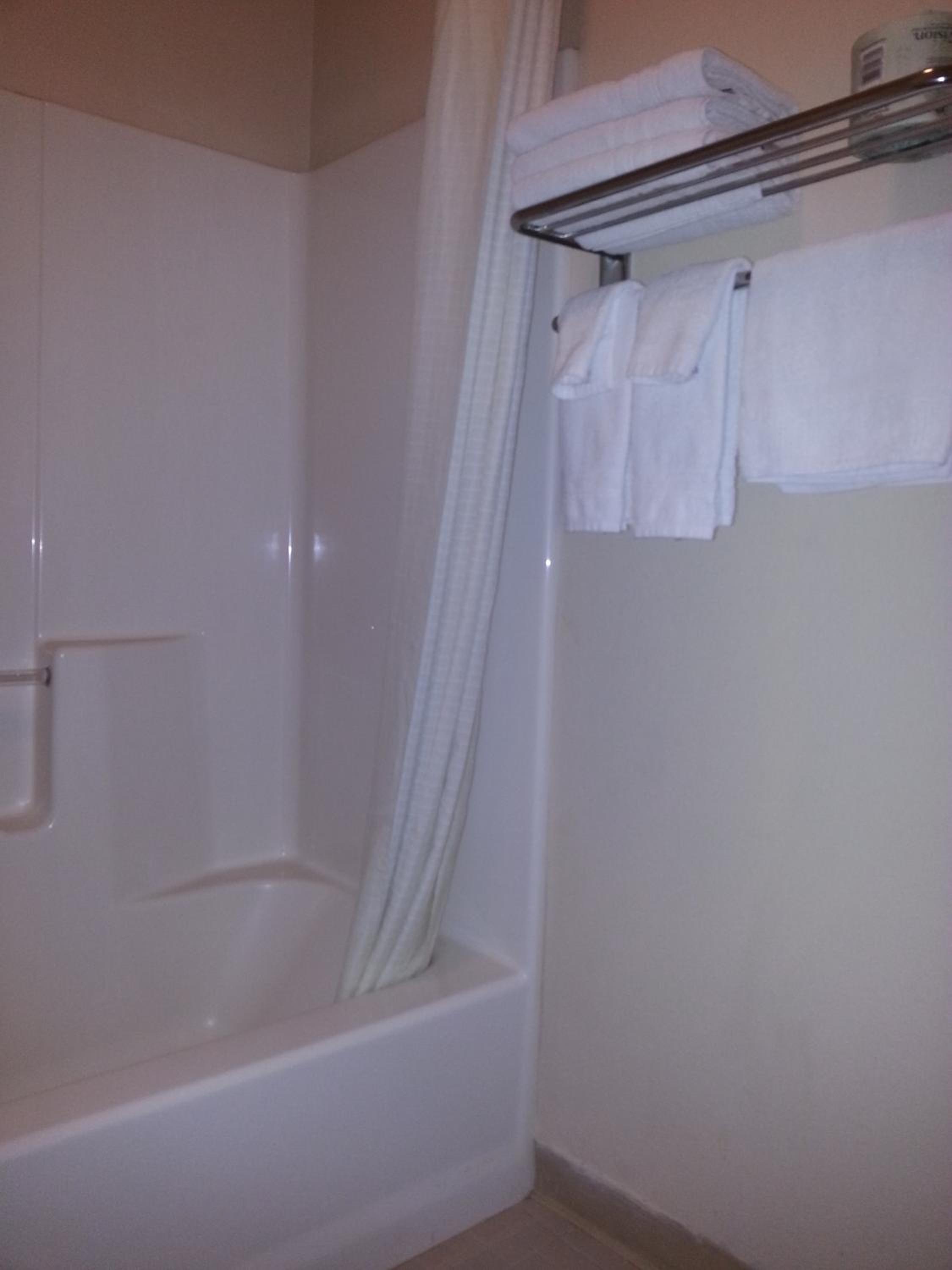 Queen Room with Two Queen Beds - Non-Smoking - Photo 7