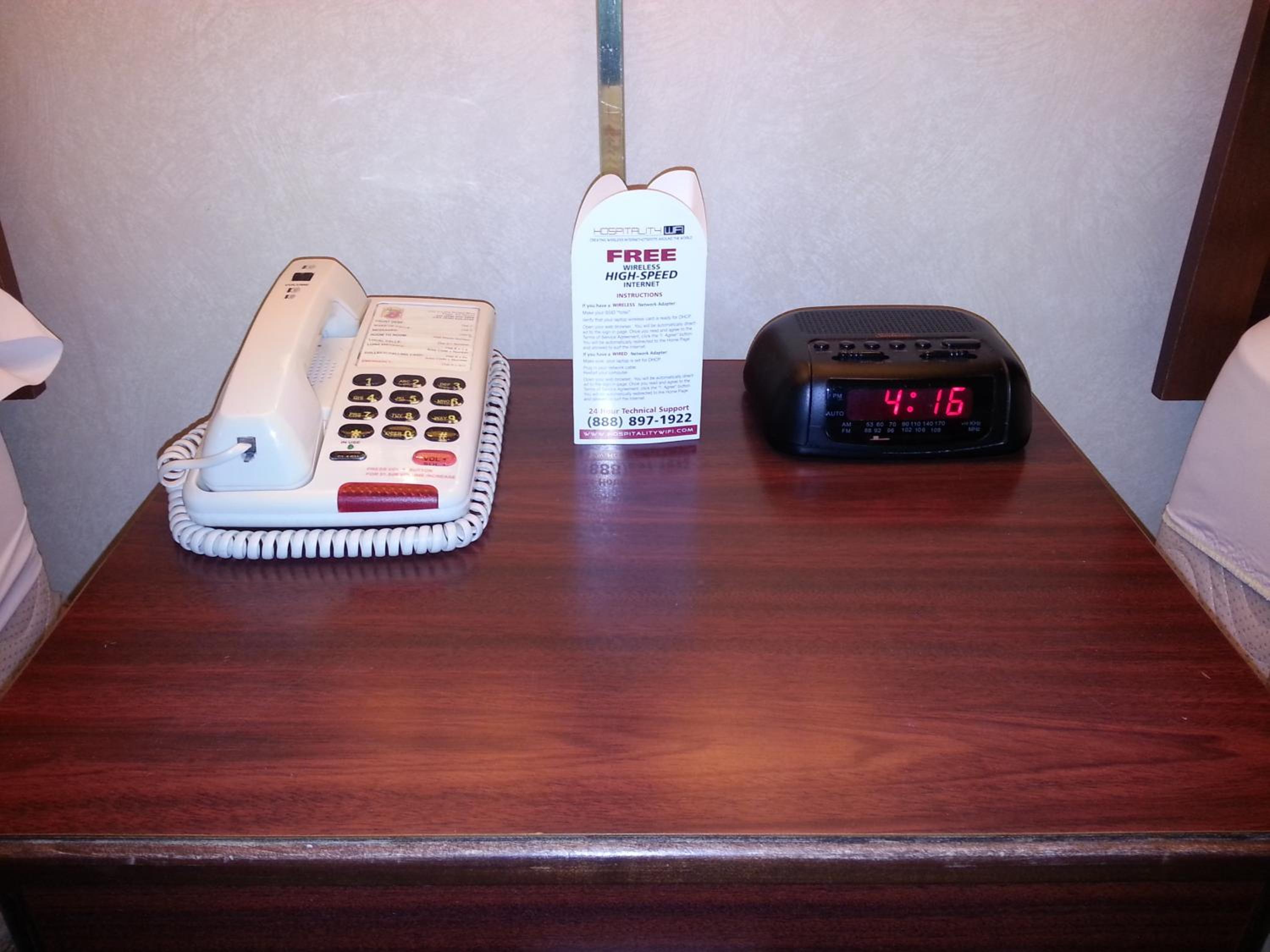 Superior Queen Room with Three Queen Beds - Non-Smoking - Photo 5