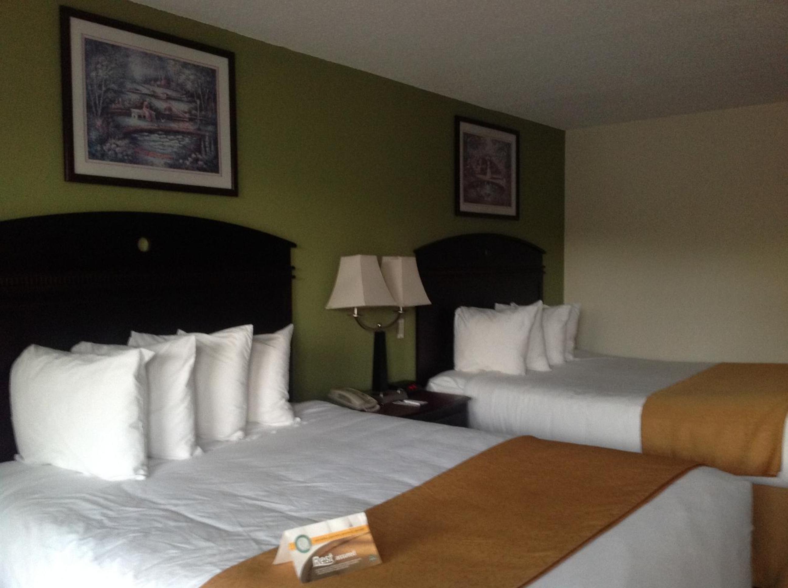 Queen Room with Two Queen Beds - Non-Smoking - Photo 5