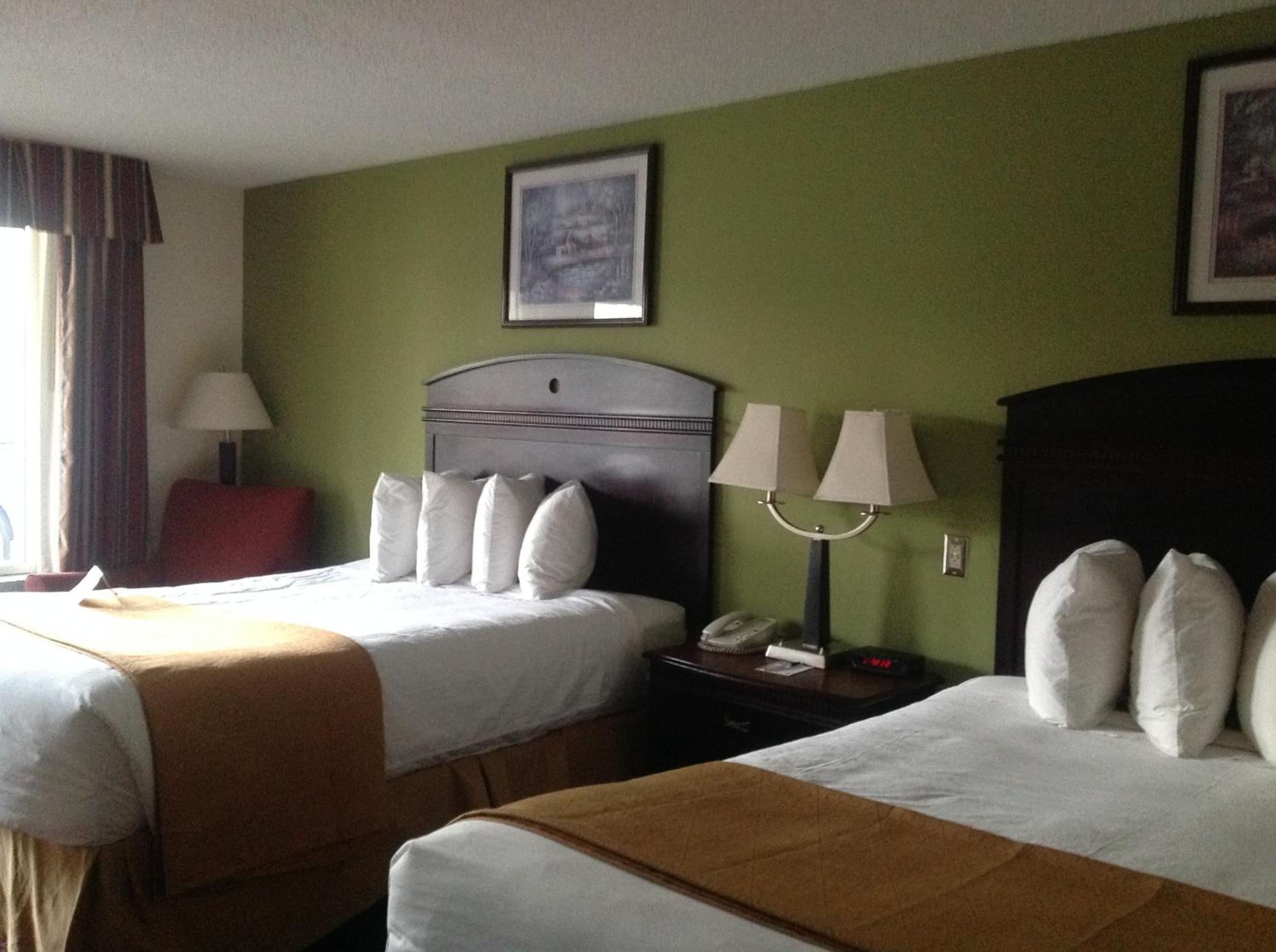 Queen Room with Two Queen Beds - Non-Smoking - Photo 4