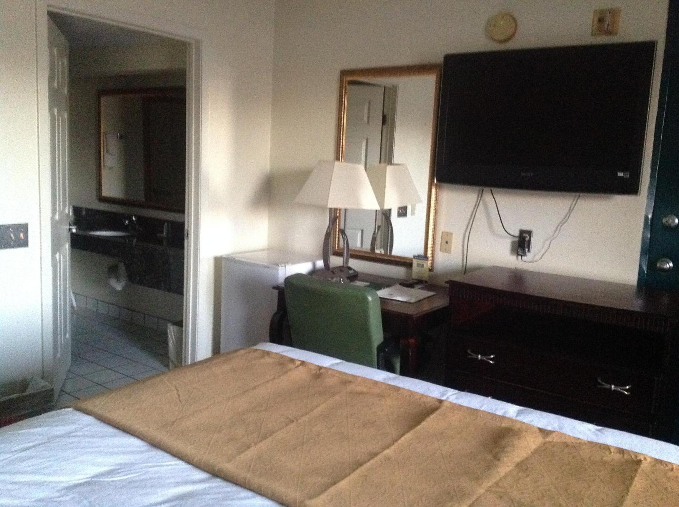 Queen Room with Two Queen Beds - Non-Smoking - Photo 2