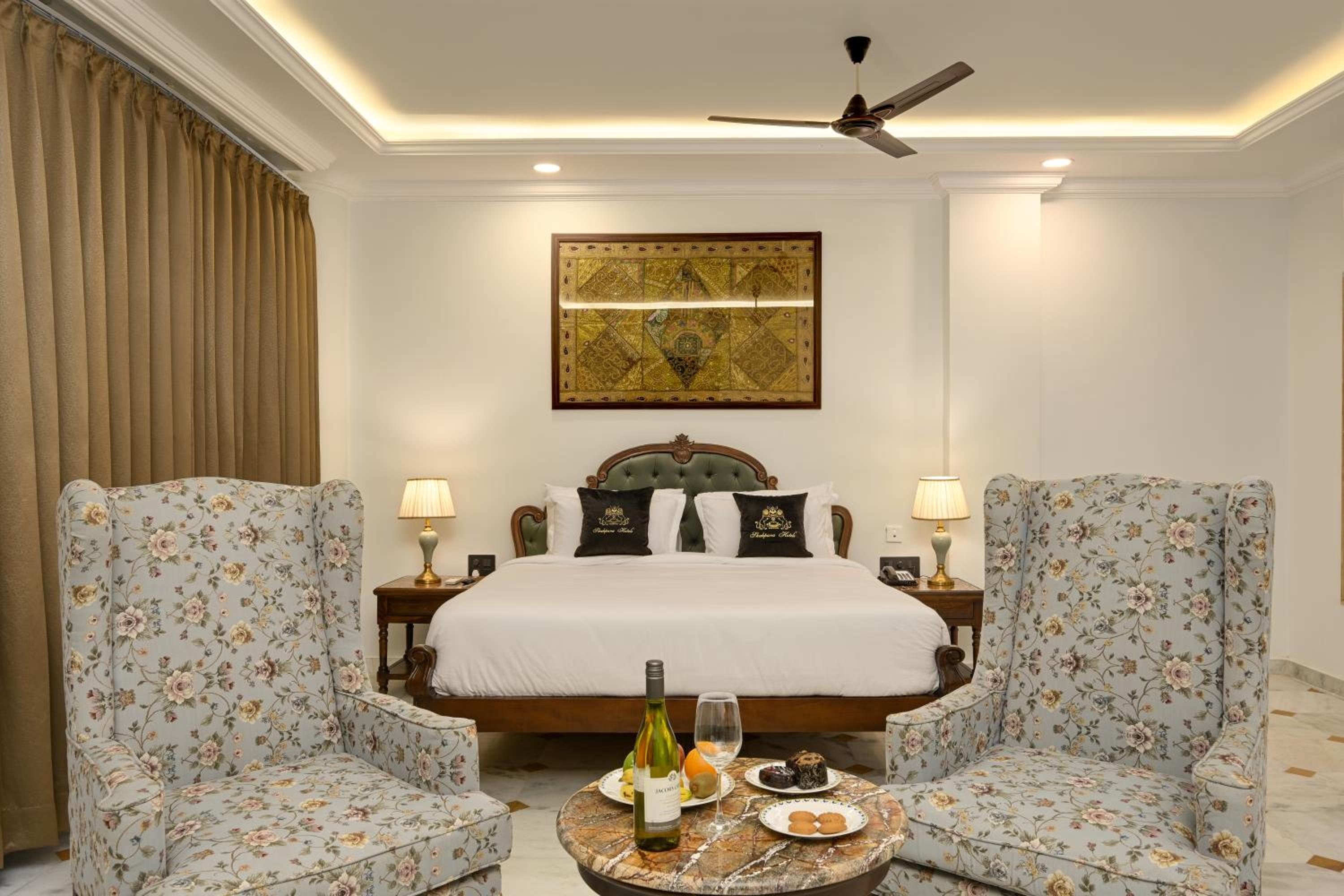 Suite: 15% off on Food, 10% off on Railway Station Transfer, 10 % off on Laundry - Photo 1