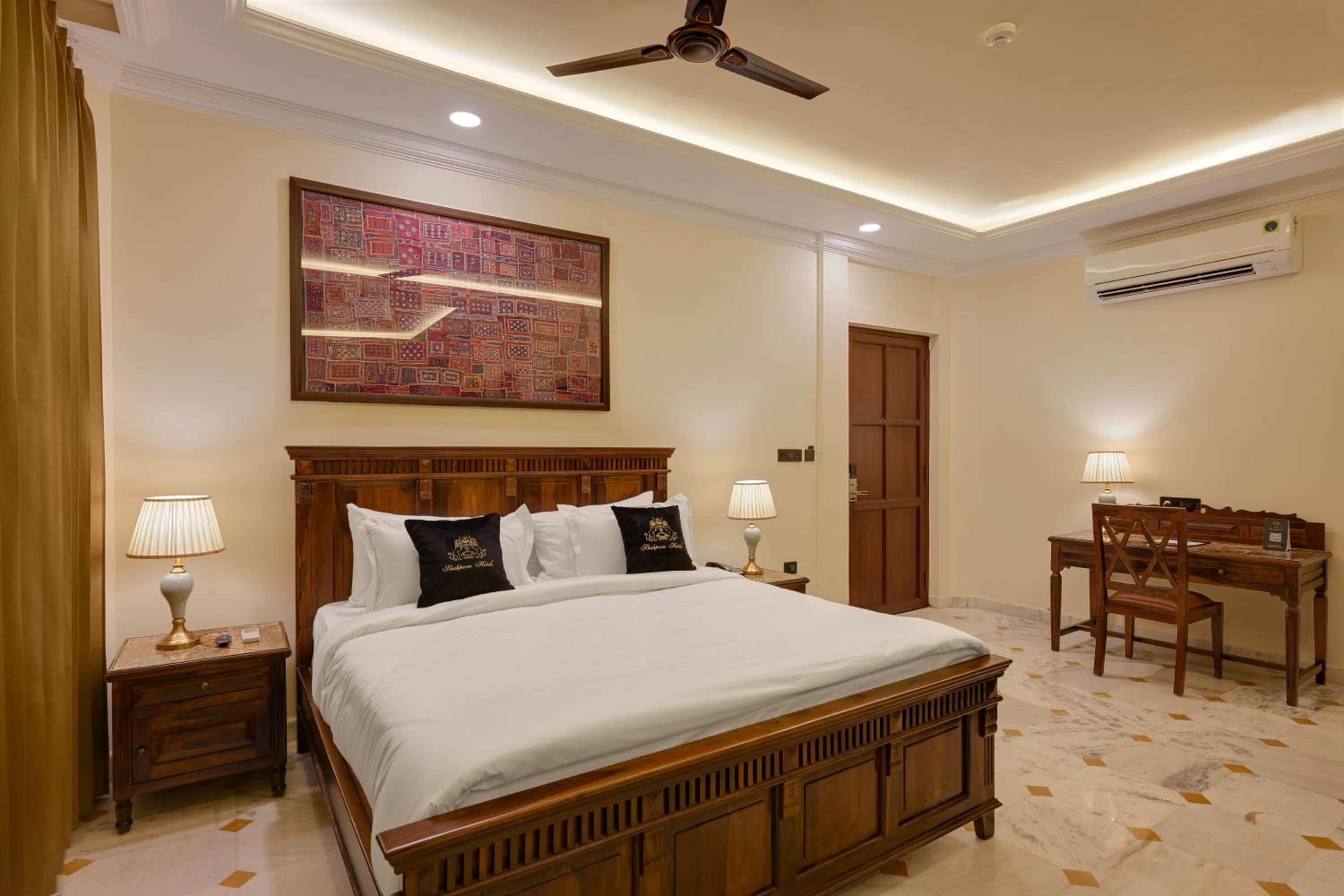 Suite: 15% off on Food, 10% off on Railway Station Transfer, 10 % off on Laundry - Photo 13