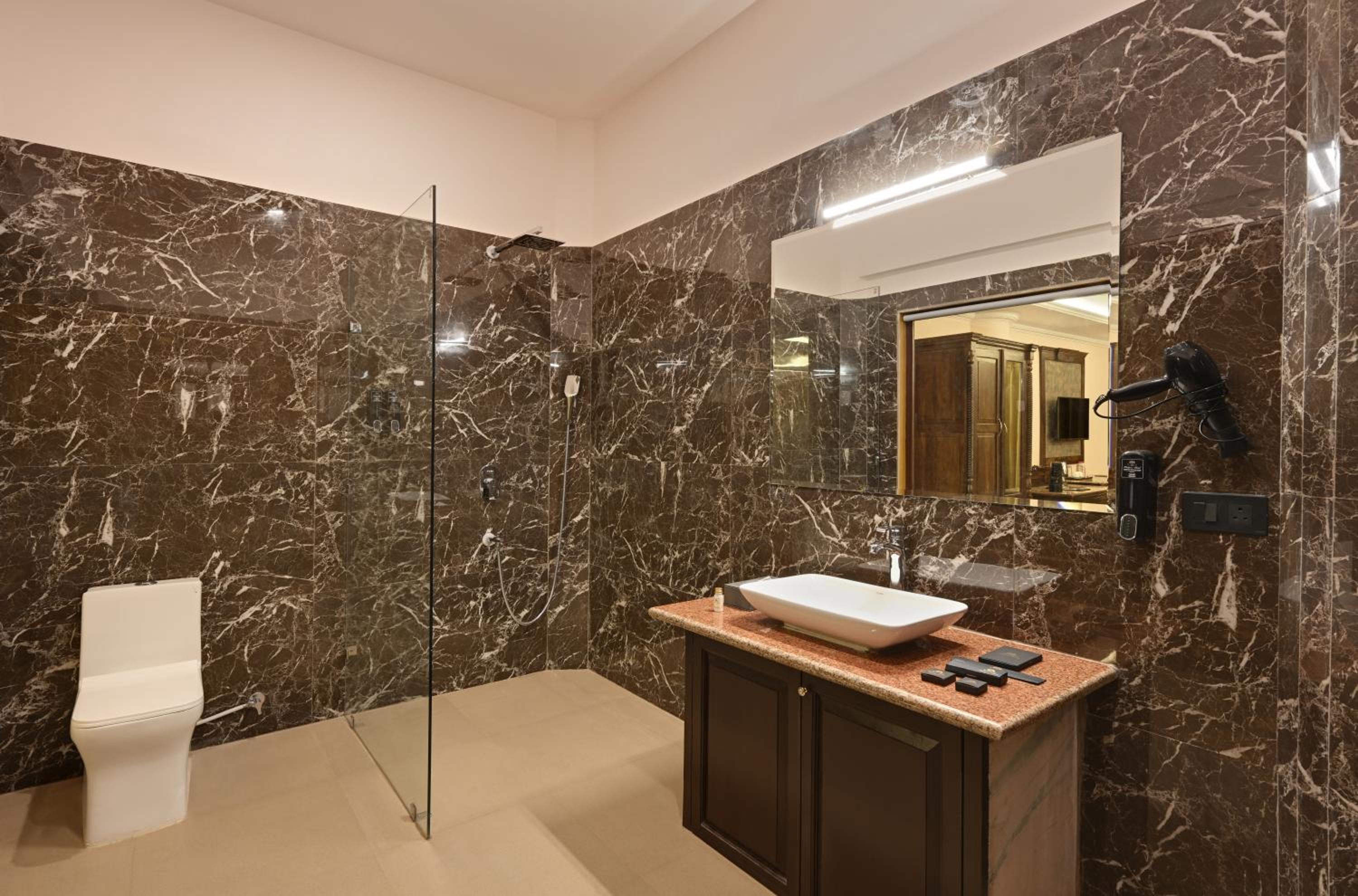 Suite: 15% off on Food, 10% off on Railway Station Transfer, 10 % off on Laundry - Photo 7