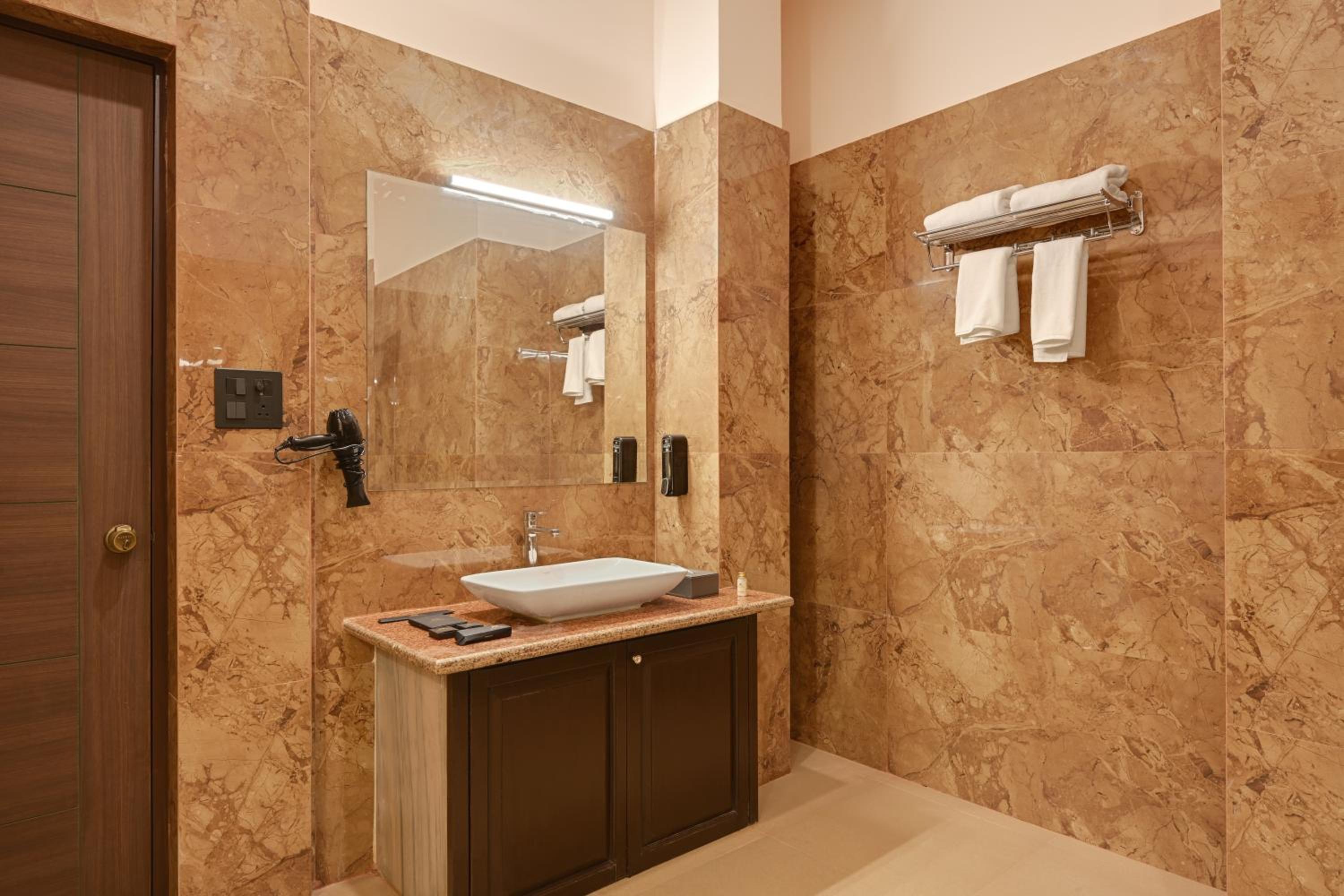 Suite: 15% off on Food, 10% off on Railway Station Transfer, 10 % off on Laundry - Photo 5