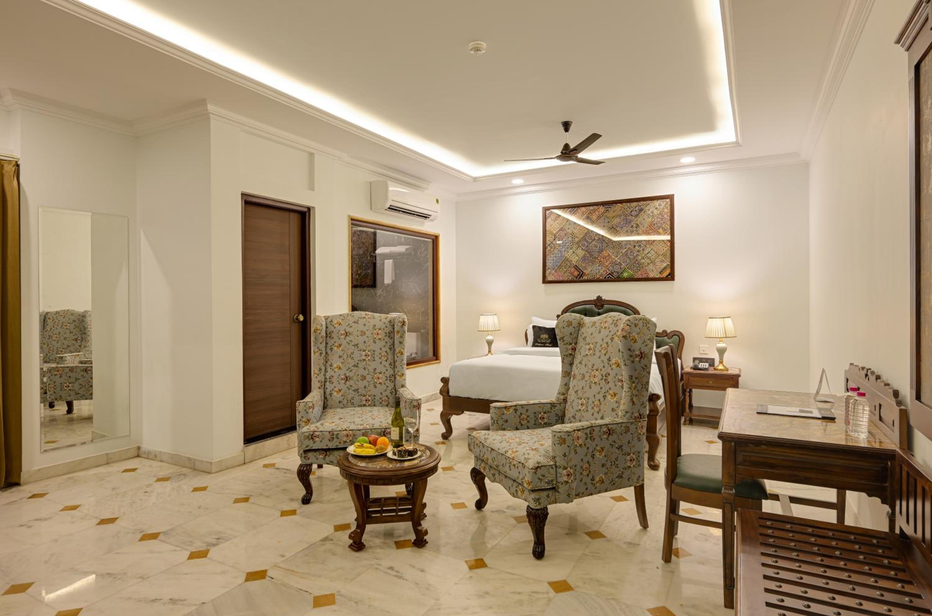 Suite: 15% off on Food, 10% off on Railway Station Transfer, 10 % off on Laundry - Photo 3