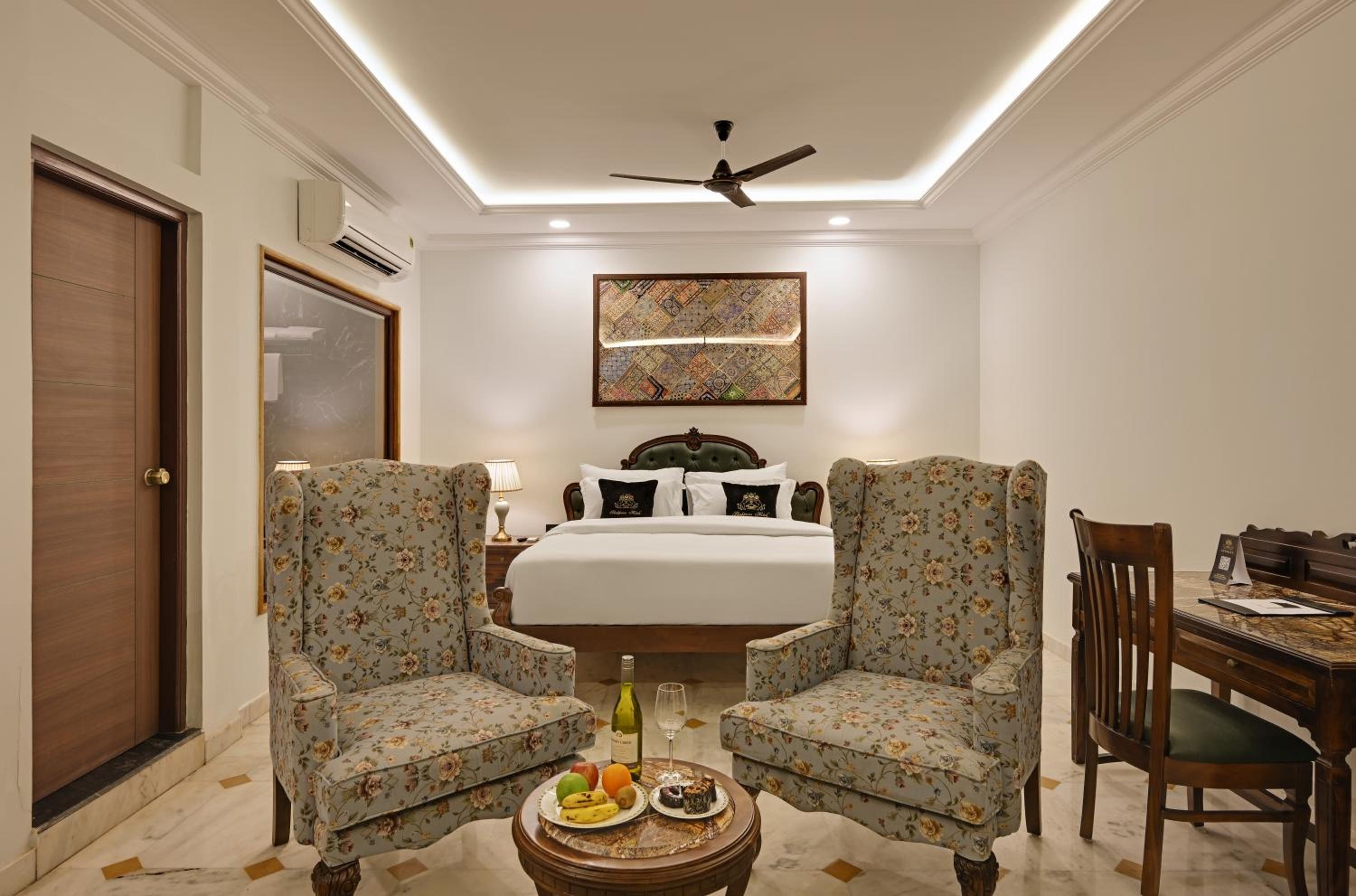 Suite: 15% off on Food, 10% off on Railway Station Transfer, 10 % off on Laundry - Photo 4