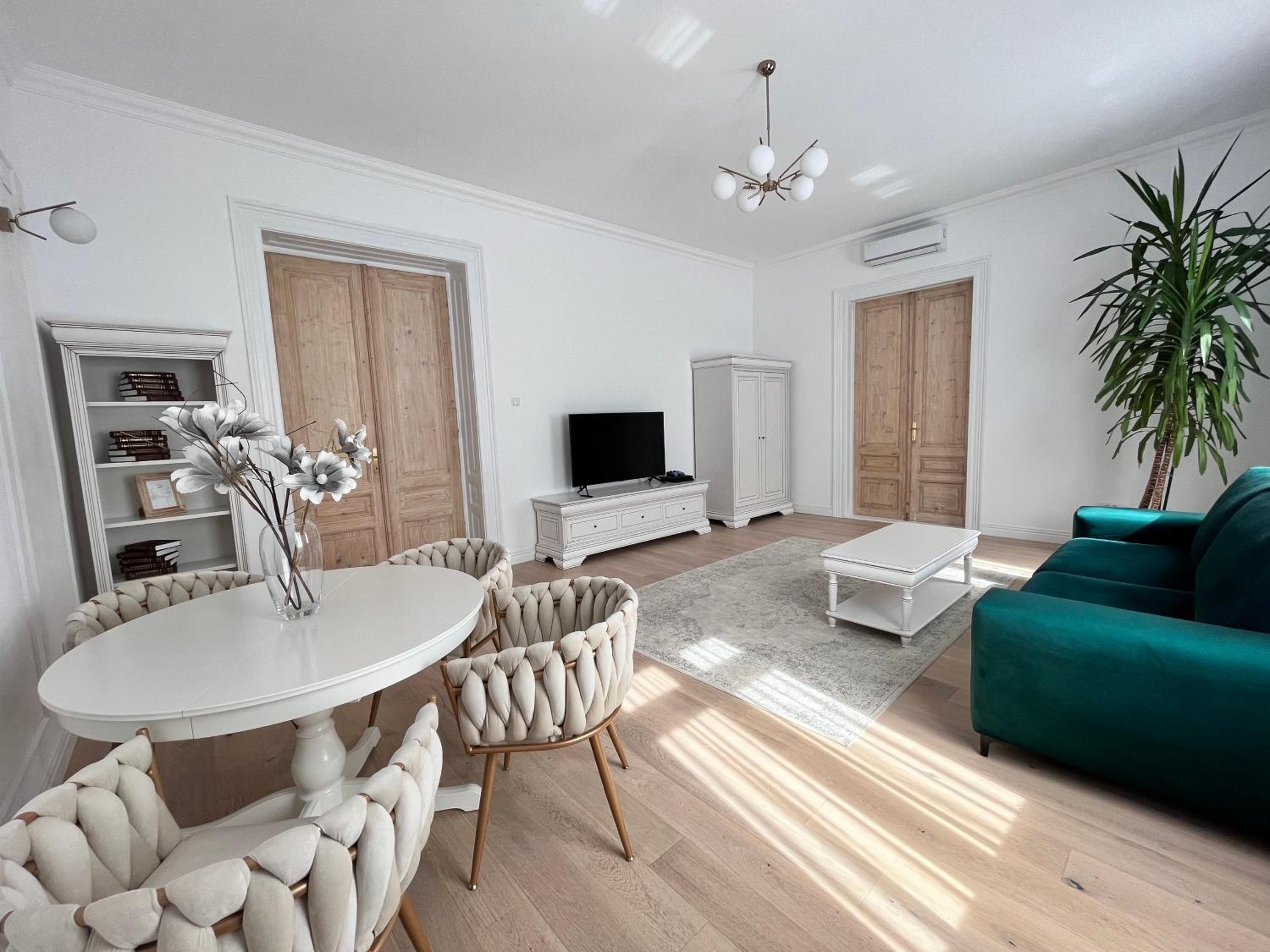 One-Bedroom Apartment - Photo 1