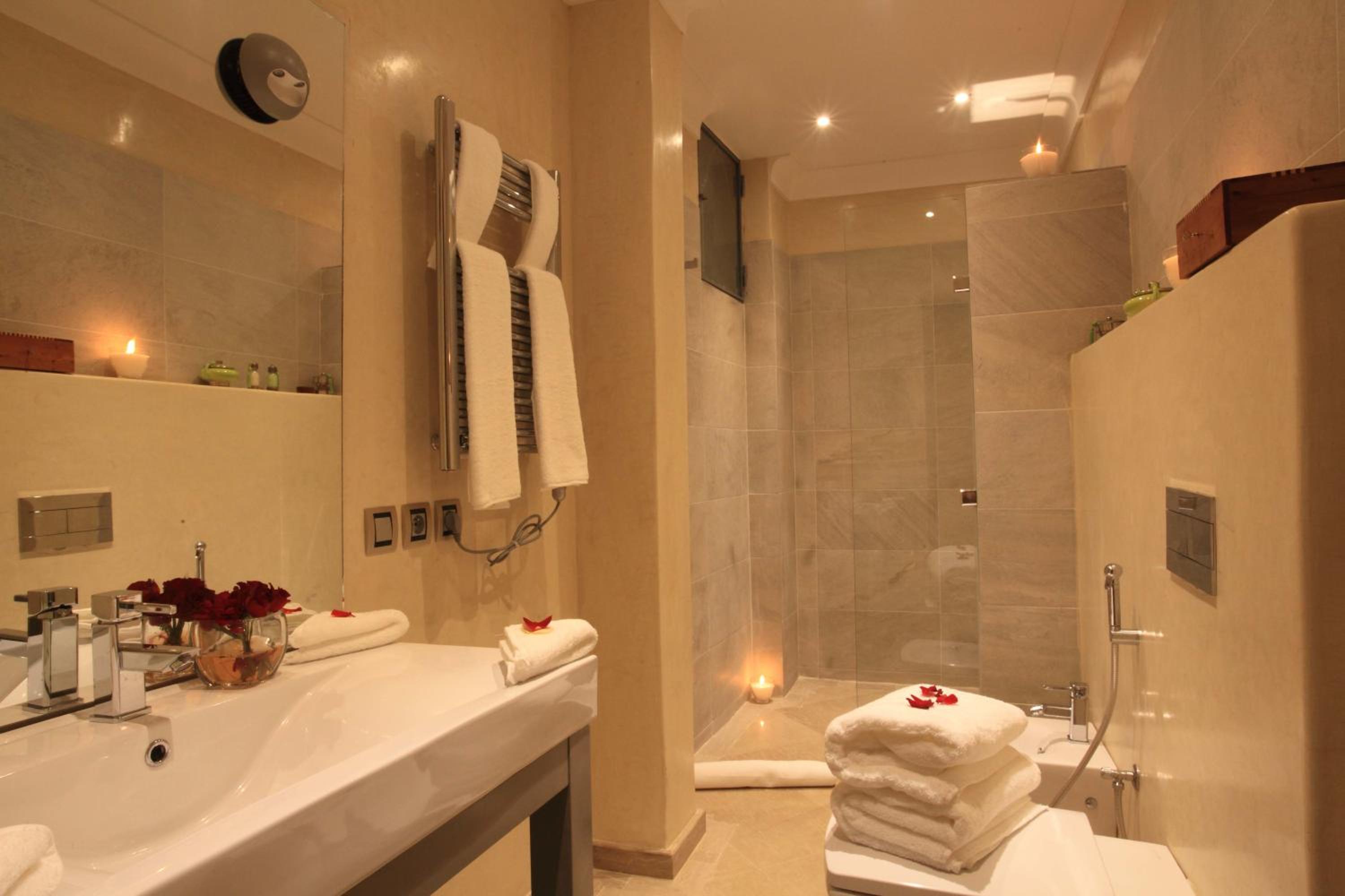 Deluxe Double Room - Photo 13