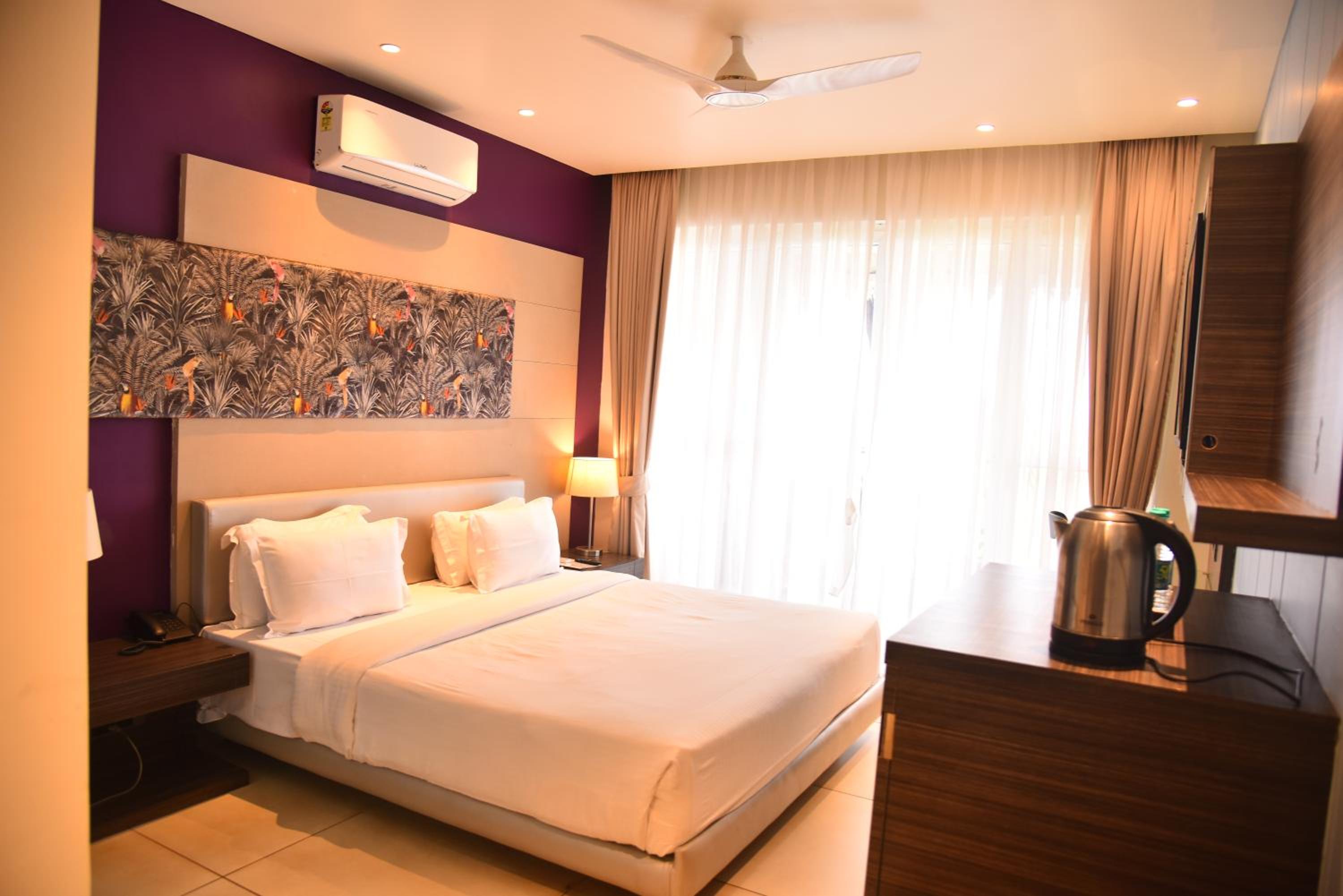 Deluxe Double Room with Balcony photo 2