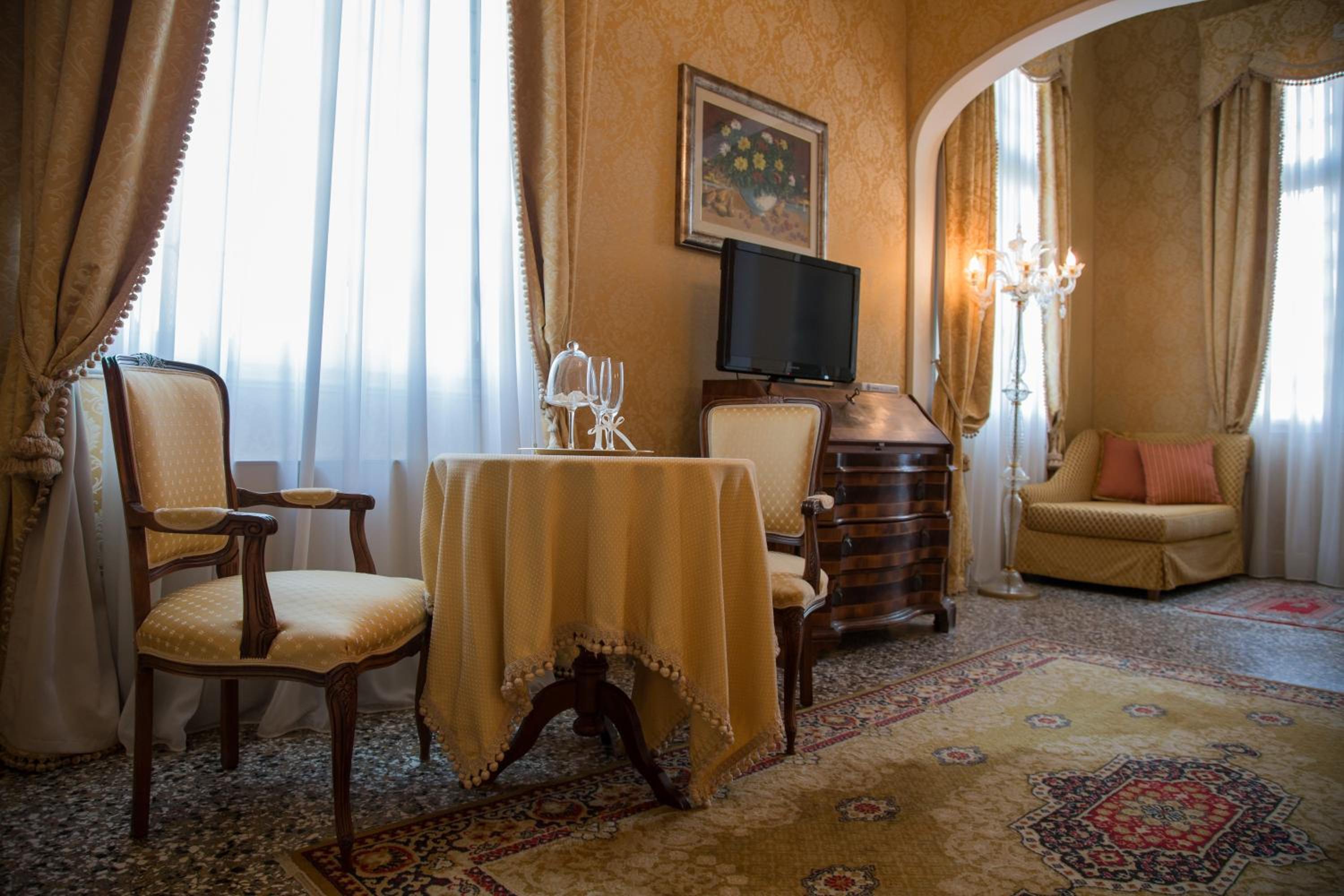 Suite Ronald Reagan with Park View - Photo 8