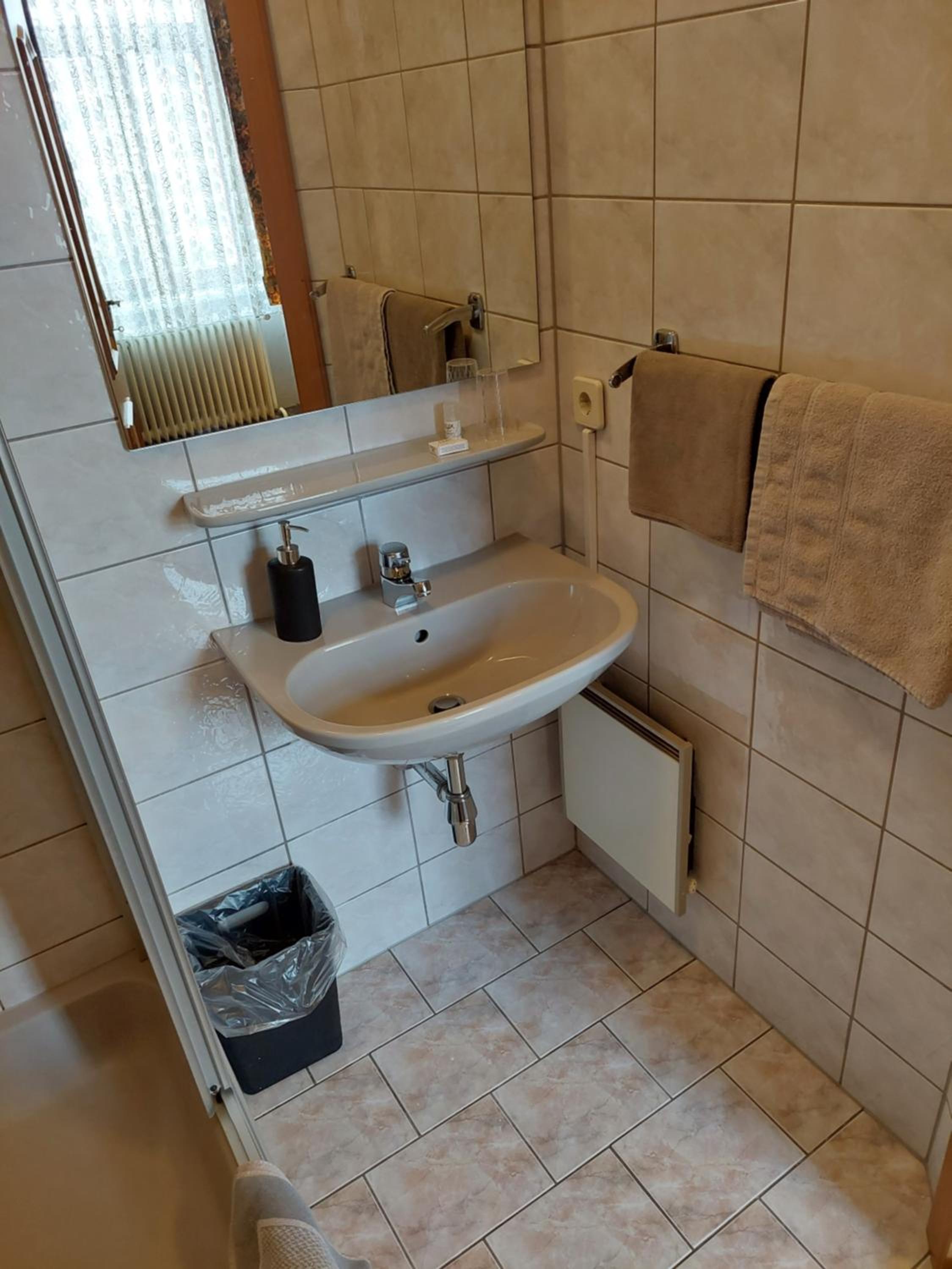 Single Room with Private Bathroom photo 2