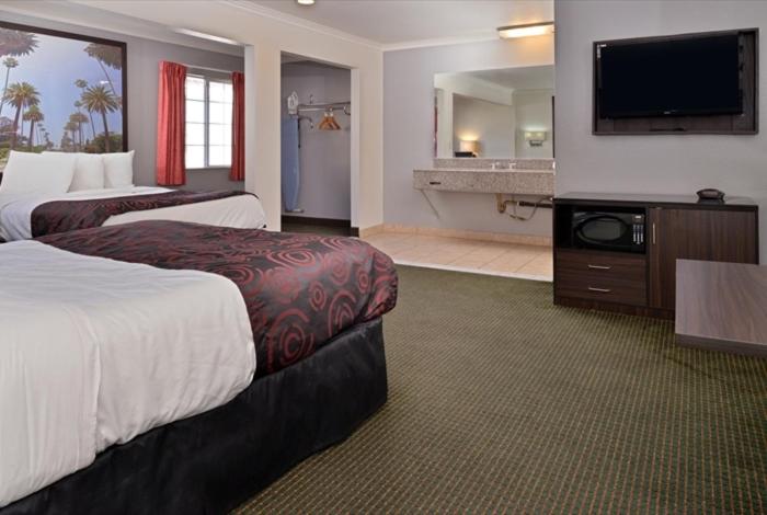 Queen Room with Two Queen Beds photo 2