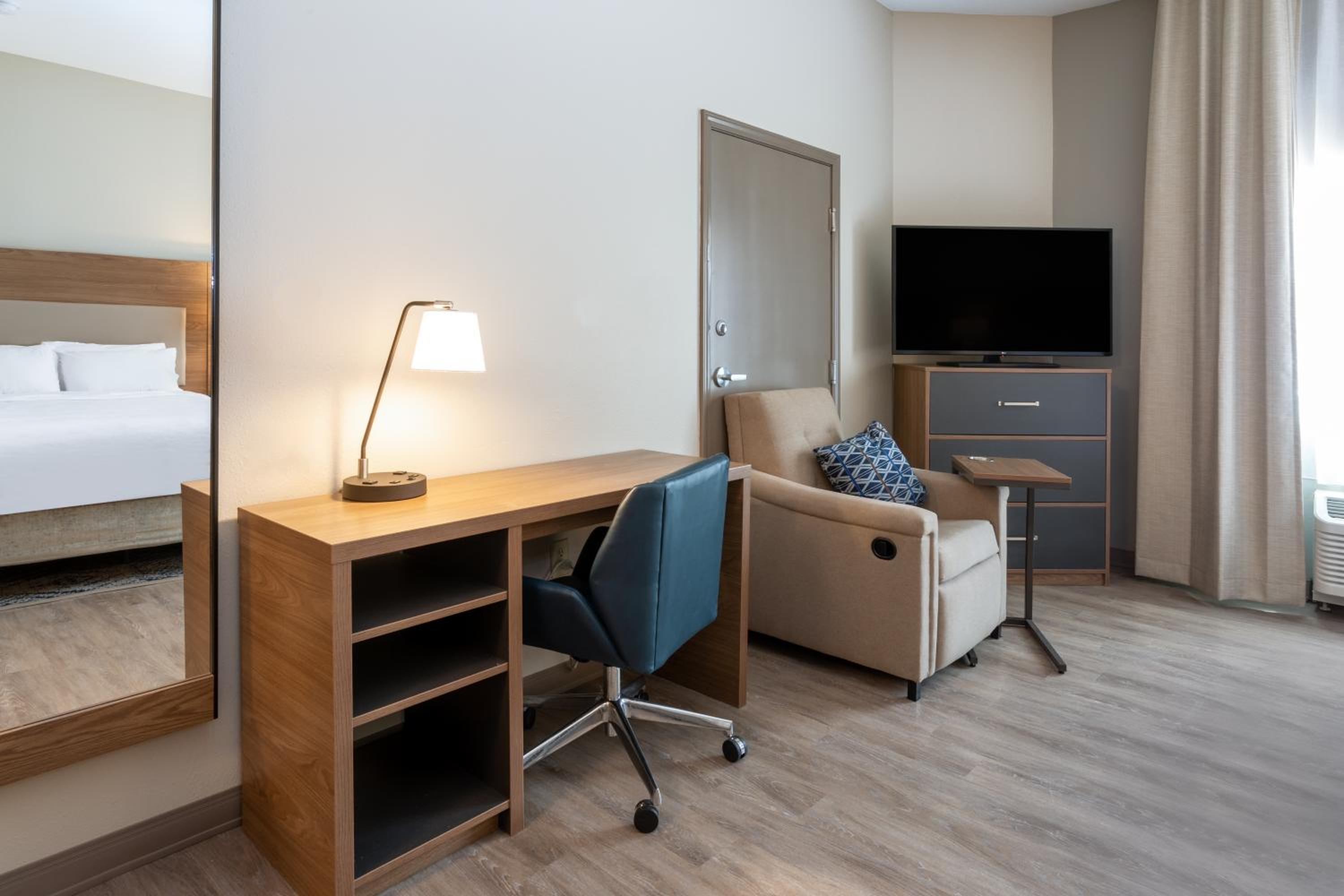 Queen Room - Hearing Accessible - Non-Smoking photo 2