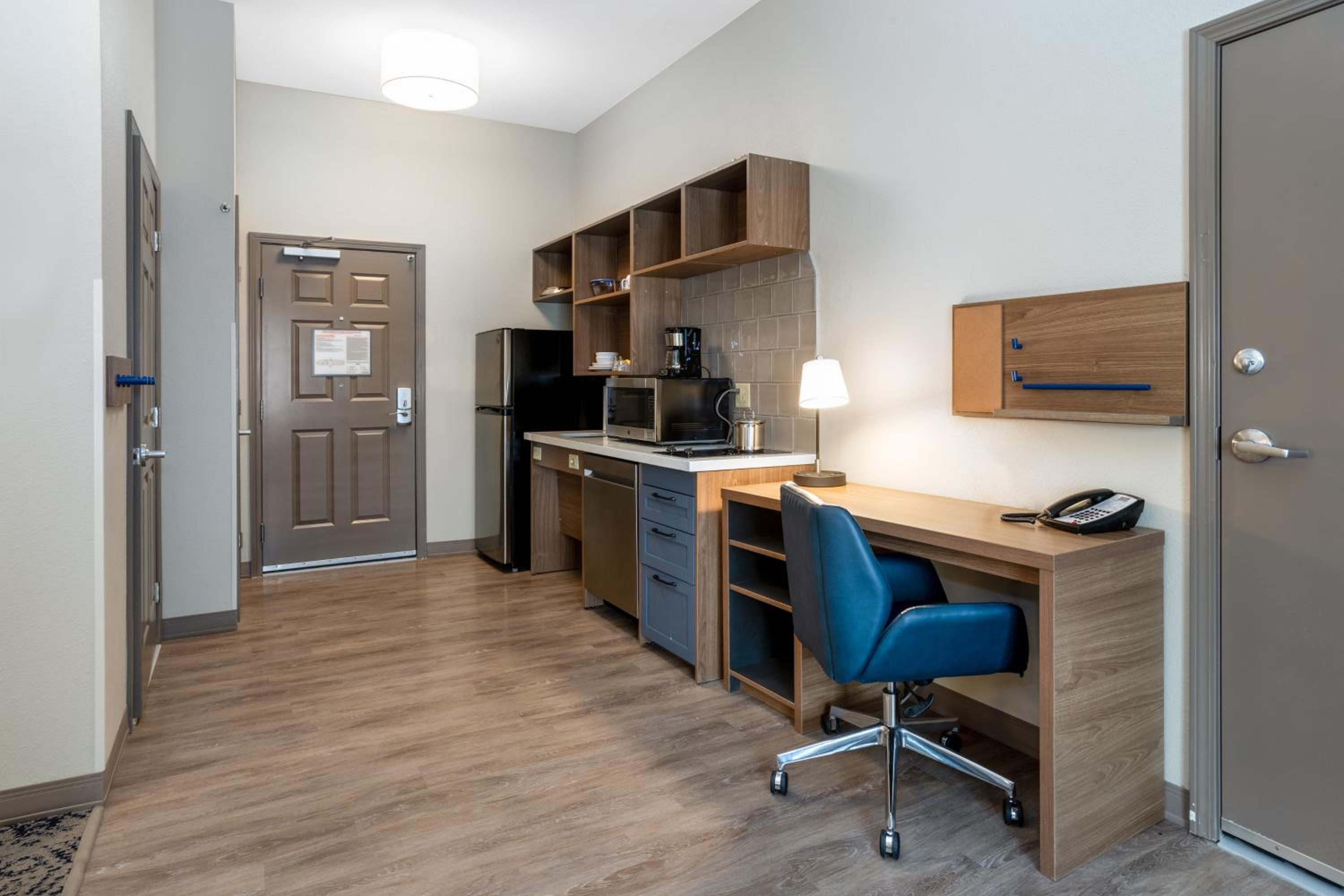 Queen Studio Suite with Two Queen Beds - Mobility Access Tub/Non-Smoking - Photo 11