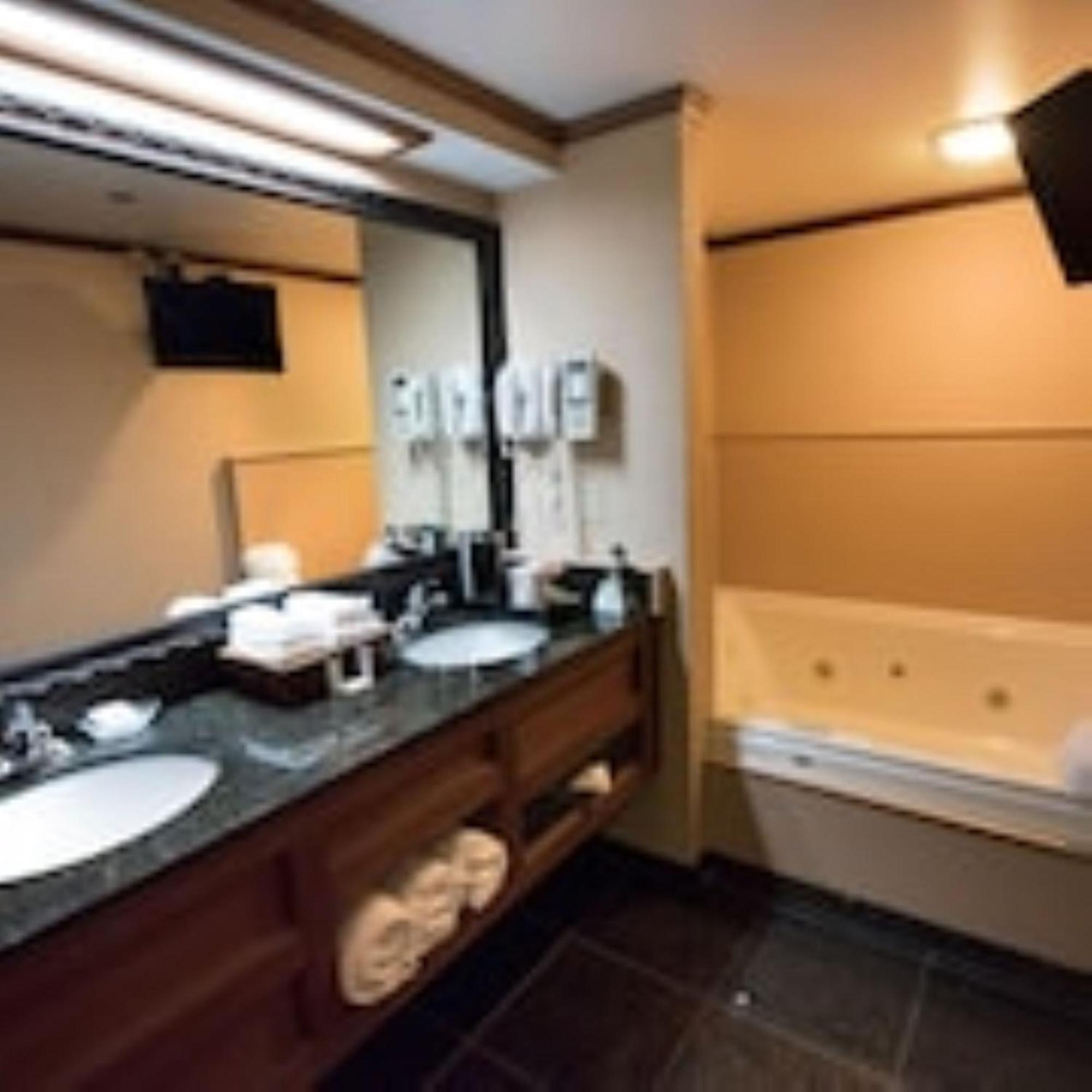 King Room with Spa Bath - Photo 3