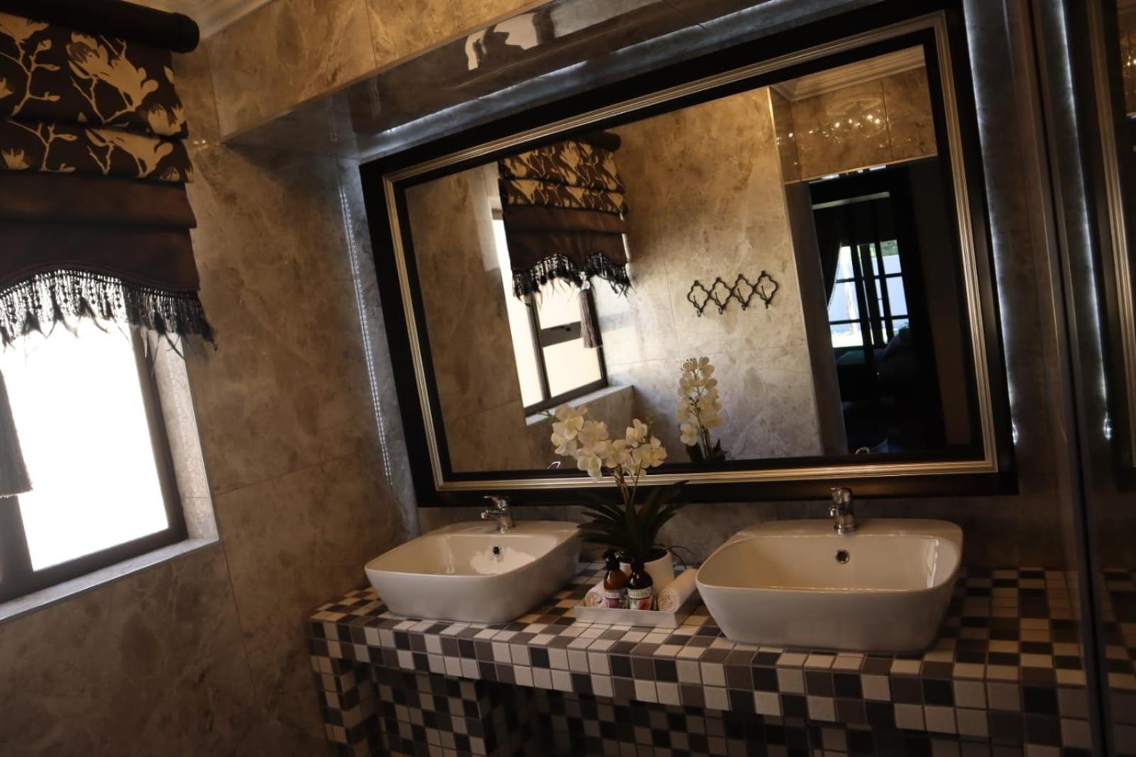 Superior King Room - Photo 11