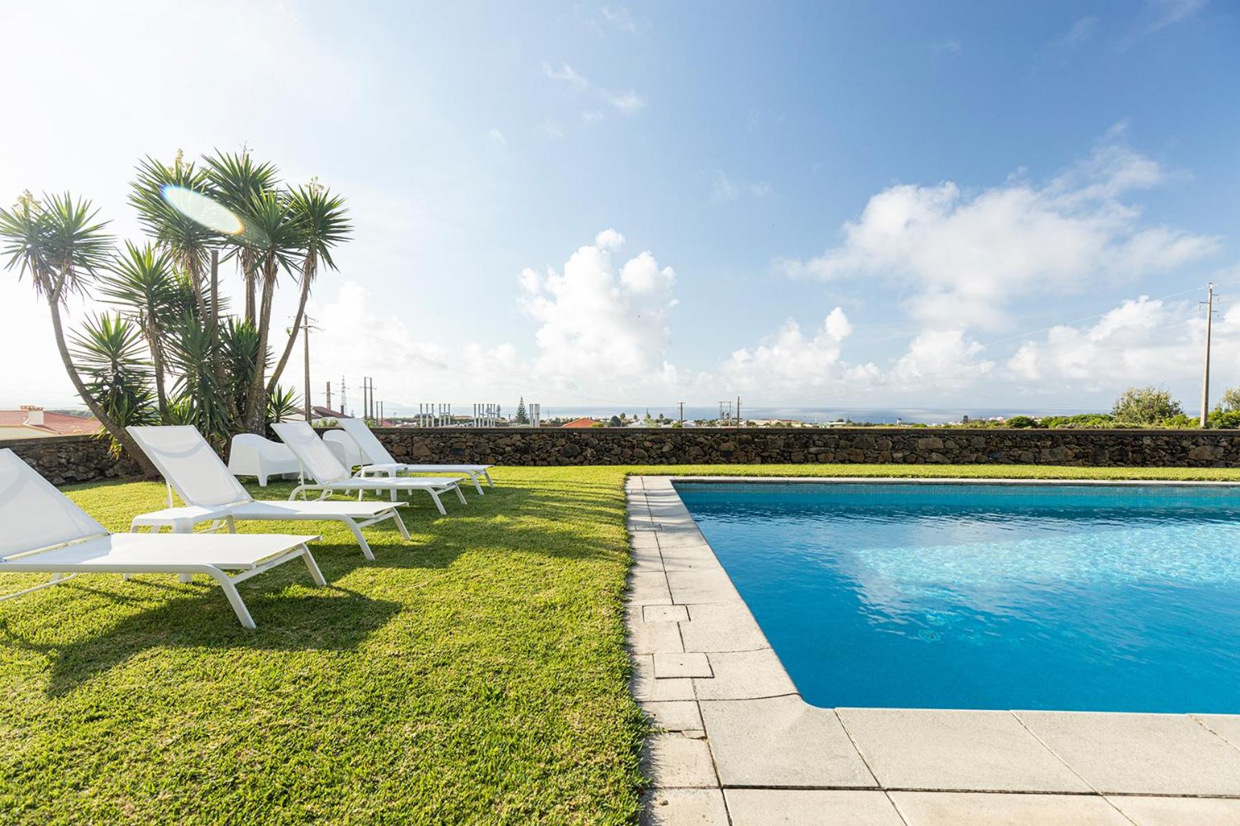 Superior One-Bedroom Villa with Mountain and Pool View photo 3