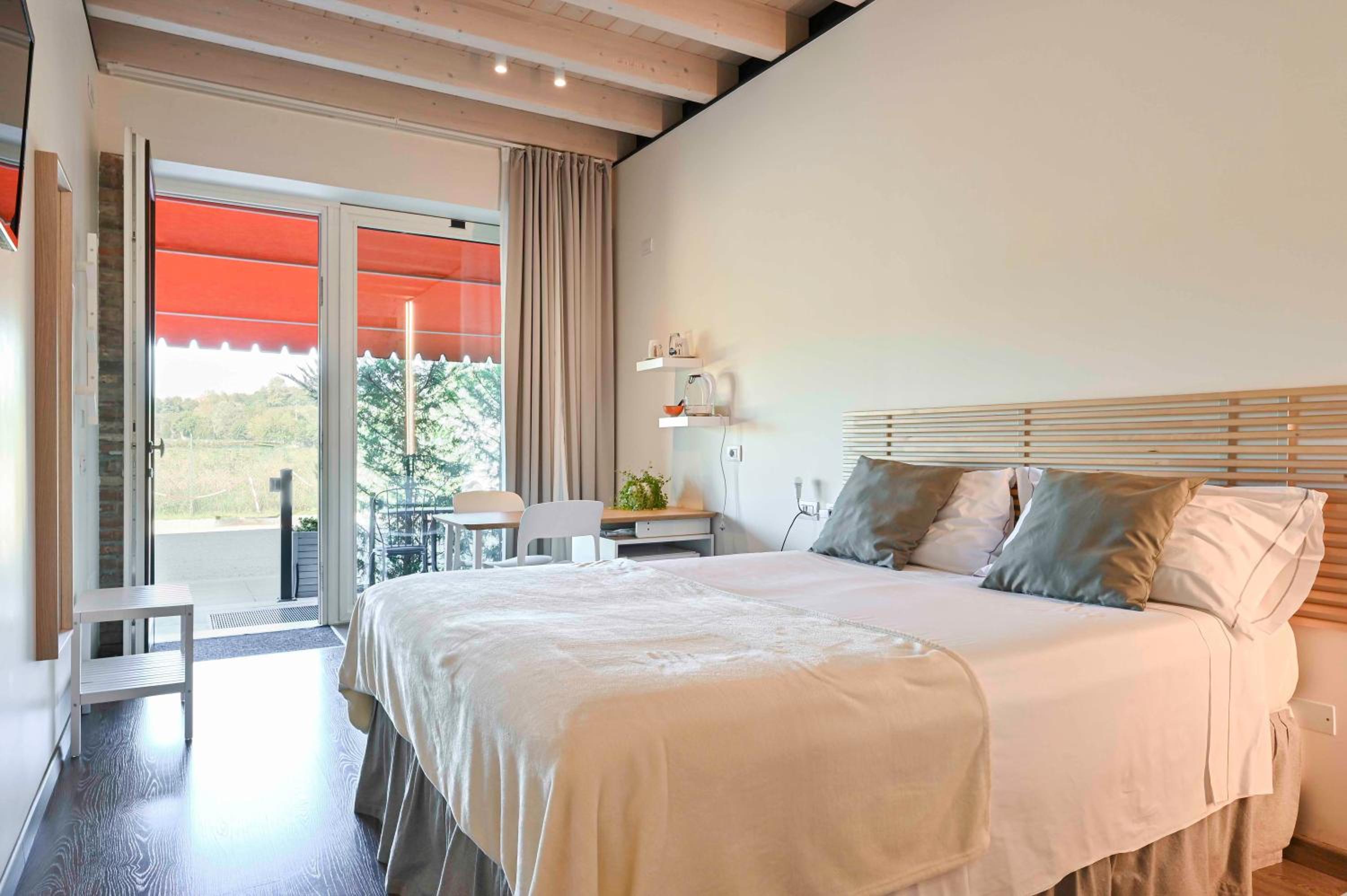 Large Double Room photo 2