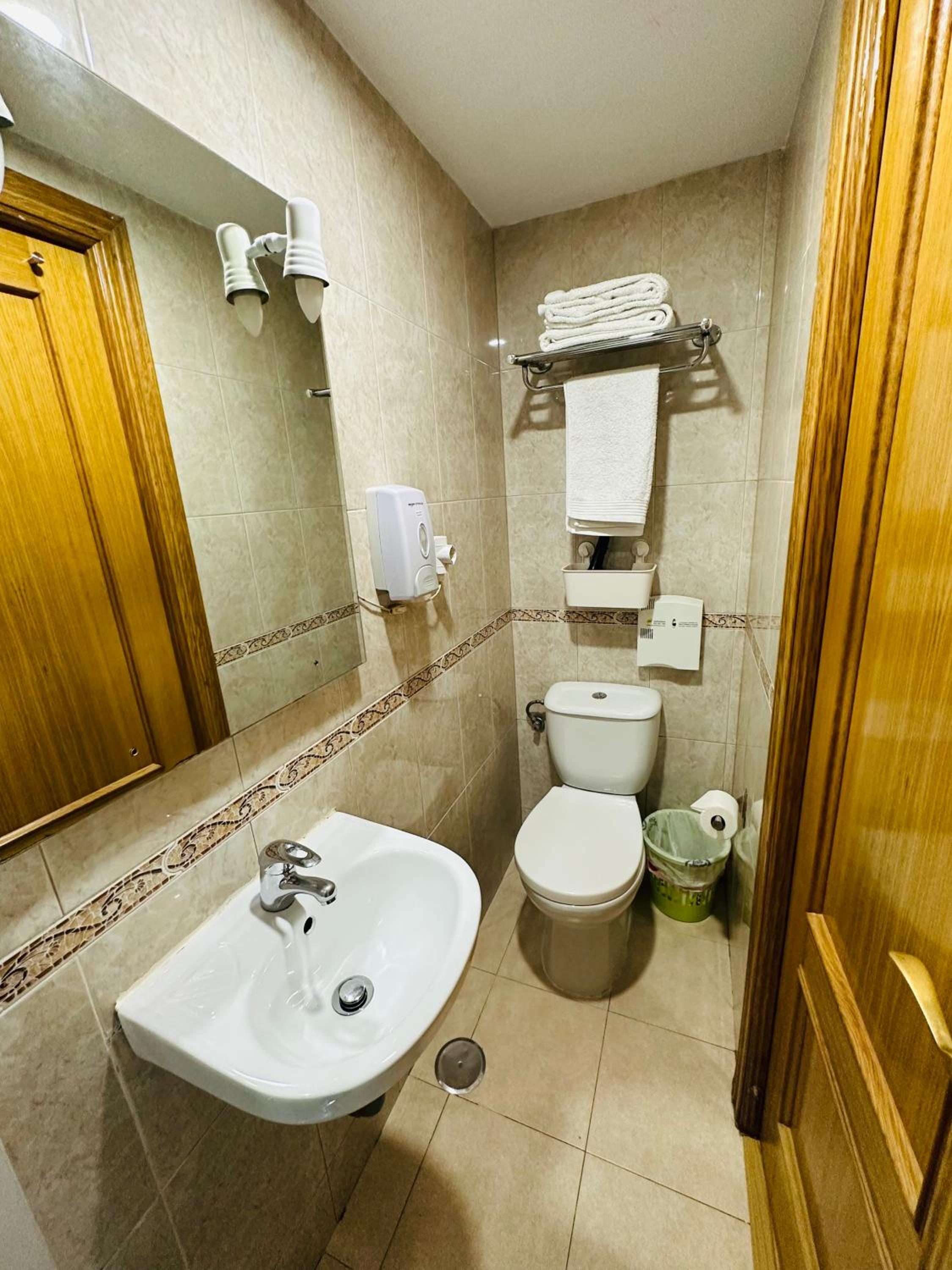 Double Room with Private Bathroom photo 3