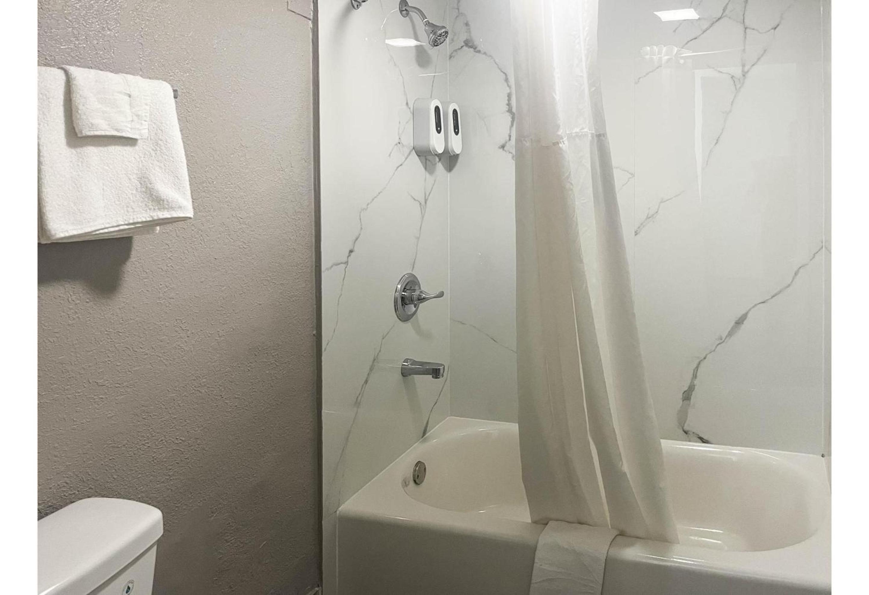 2 Queen Beds | Mobil Access Tub Nsmk Micfridge
