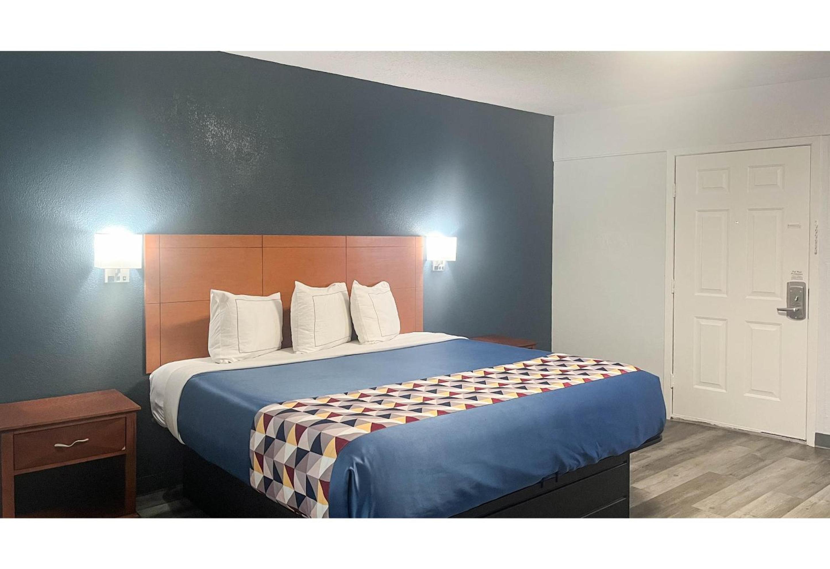 1 King Bed | Non-Smoking, Micfridge