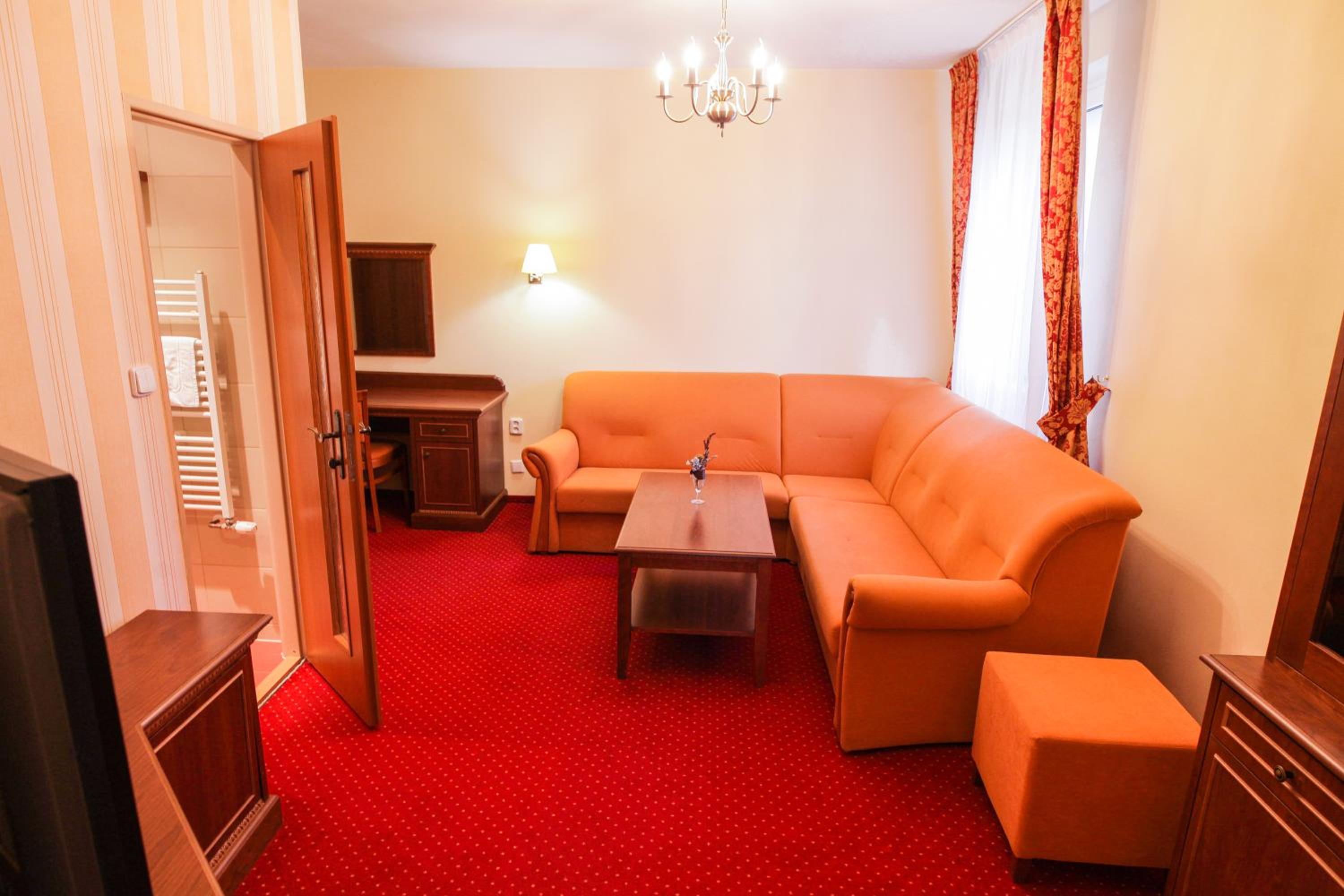 Superior Family Room photo 3