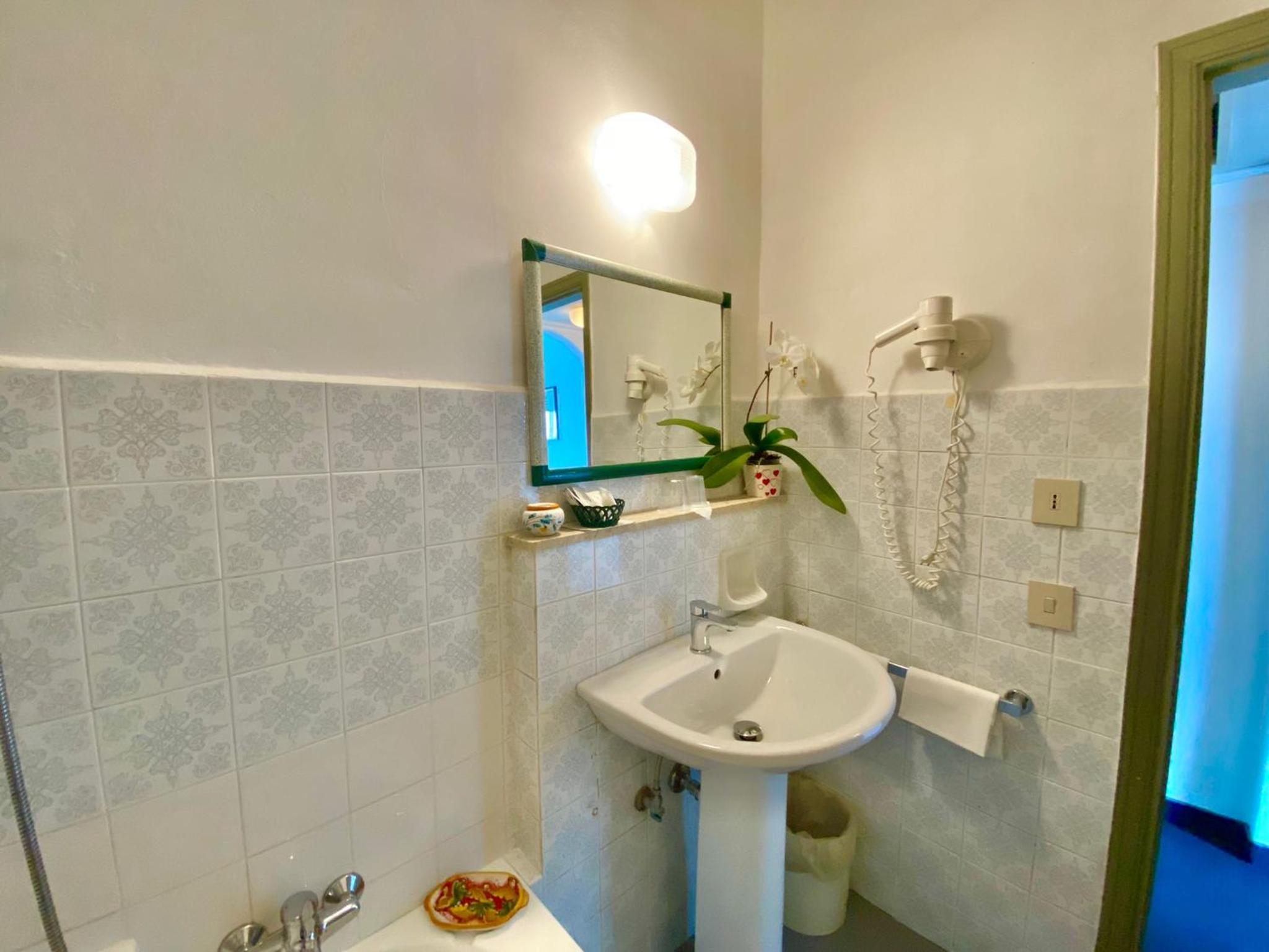Standard Double or Twin Room - Photo 6