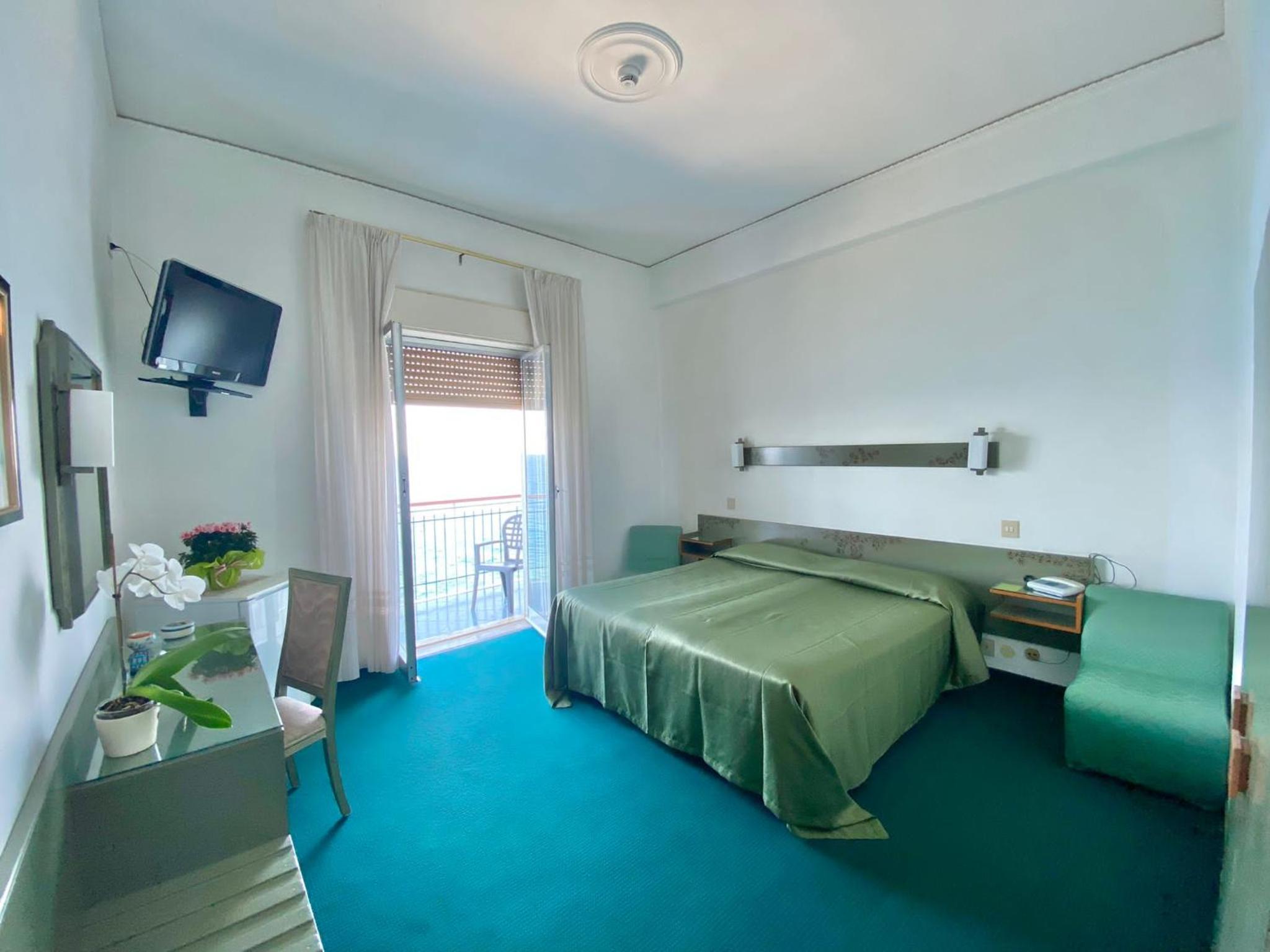 Standard Double or Twin Room - Photo 8