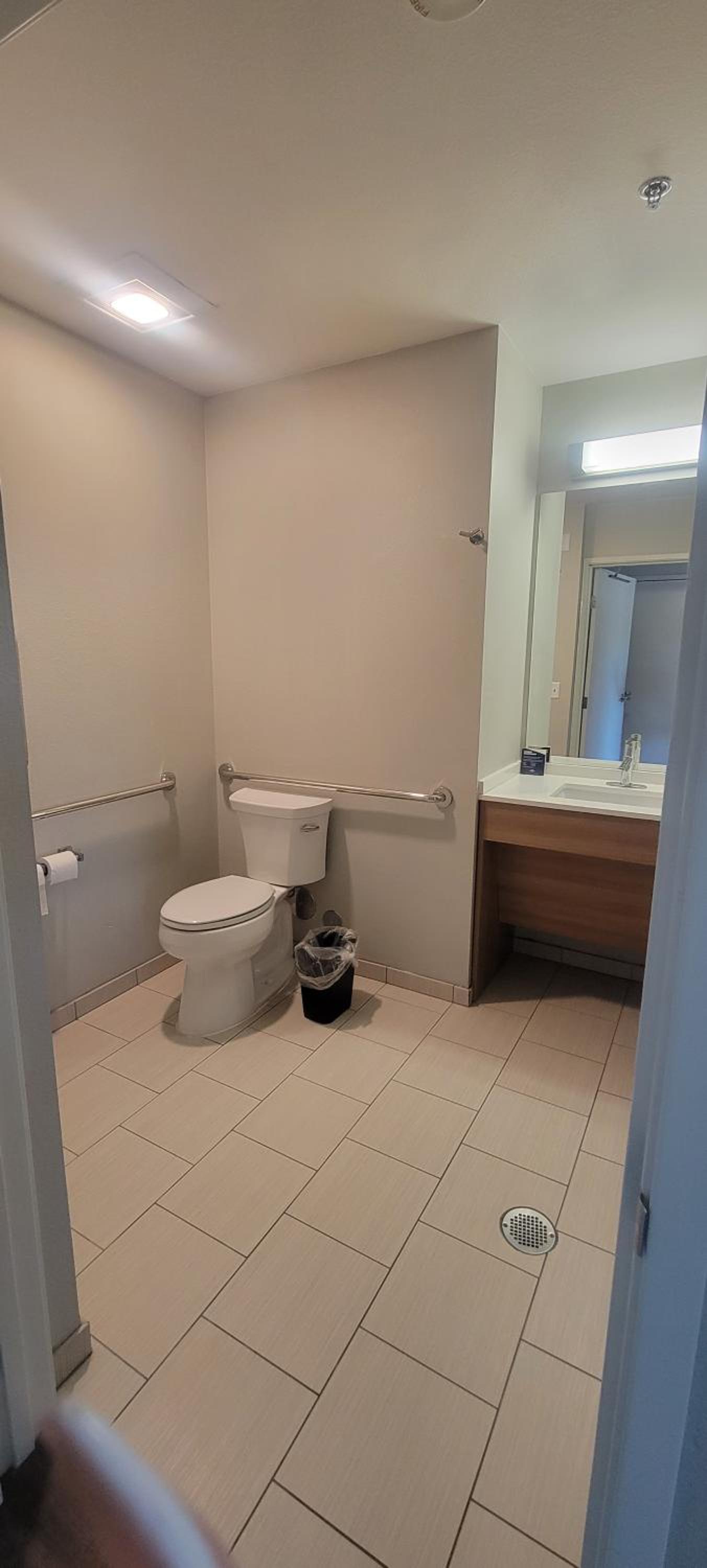 Queen Room - Mobility Access/Non-Smoking - Photo 4