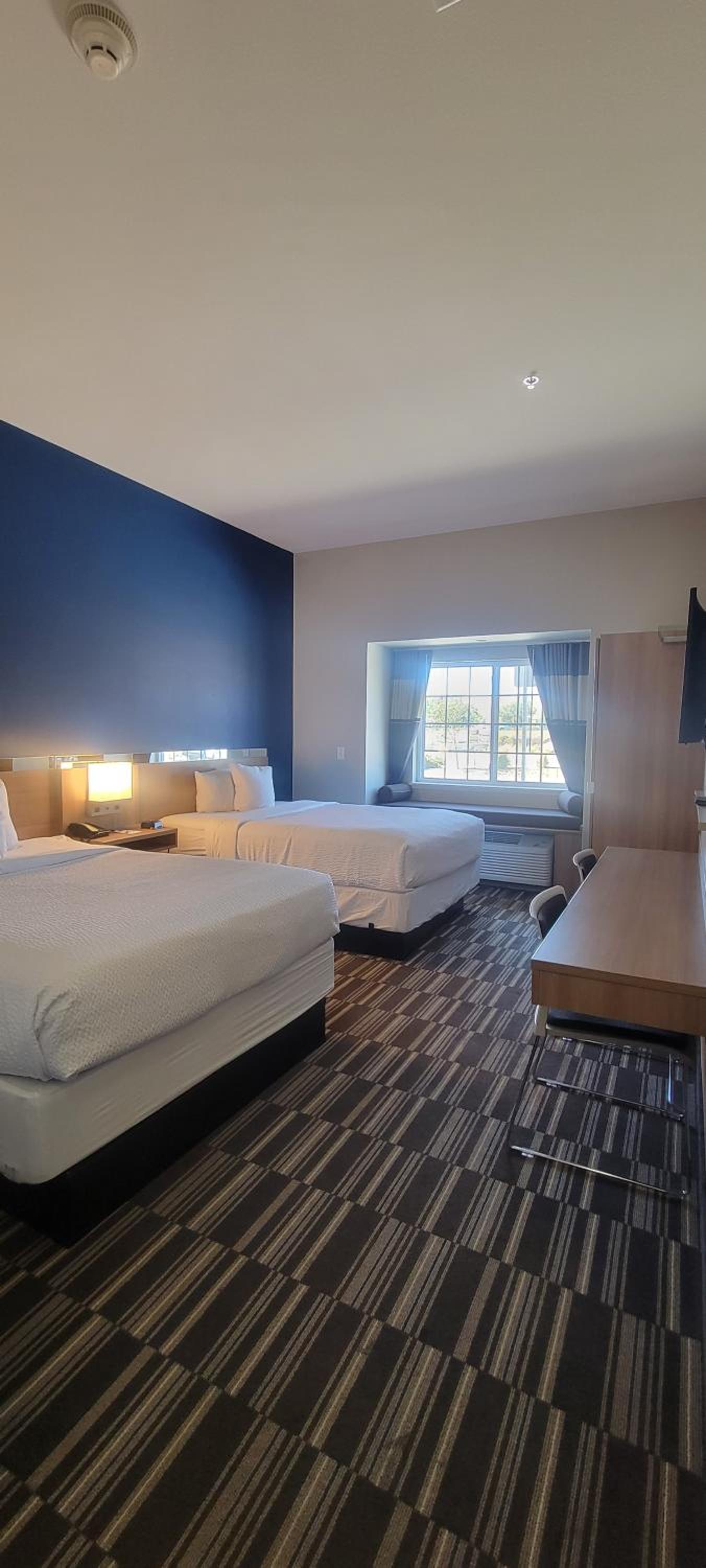 Queen Room with Two Queen Beds - Non-Smoking - Photo 1