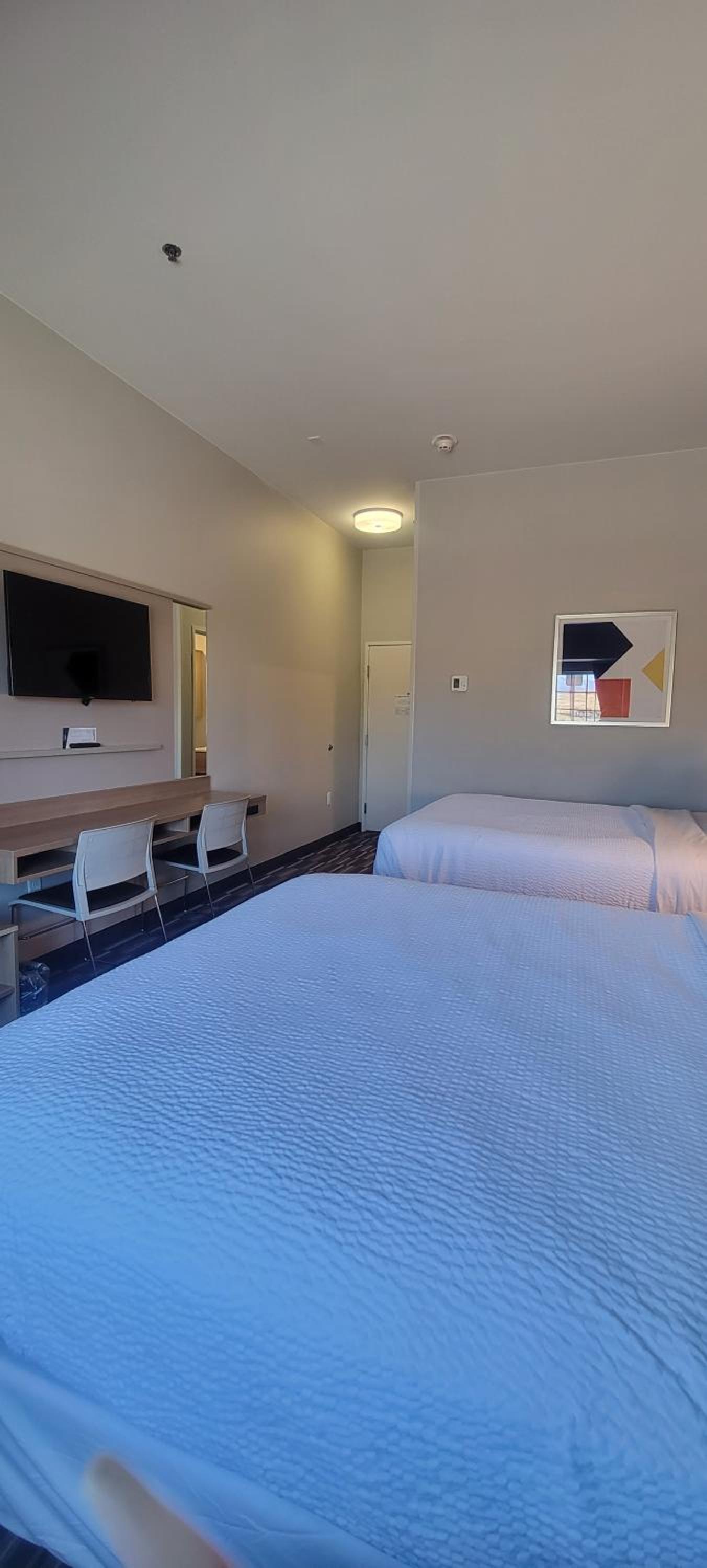 Queen Room with Two Queen Beds - Non-Smoking - Photo 4