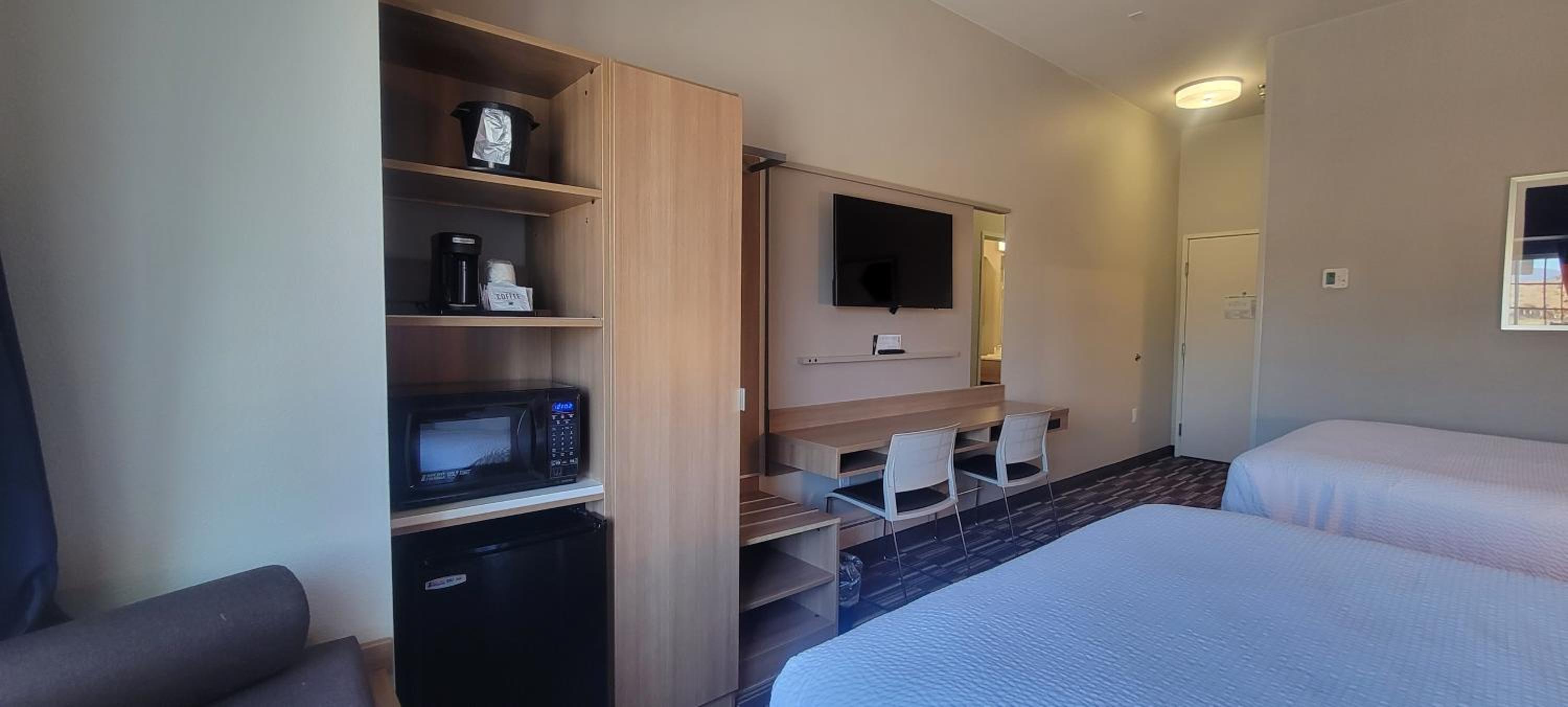 Queen Room with Two Queen Beds - Non-Smoking - Photo 3