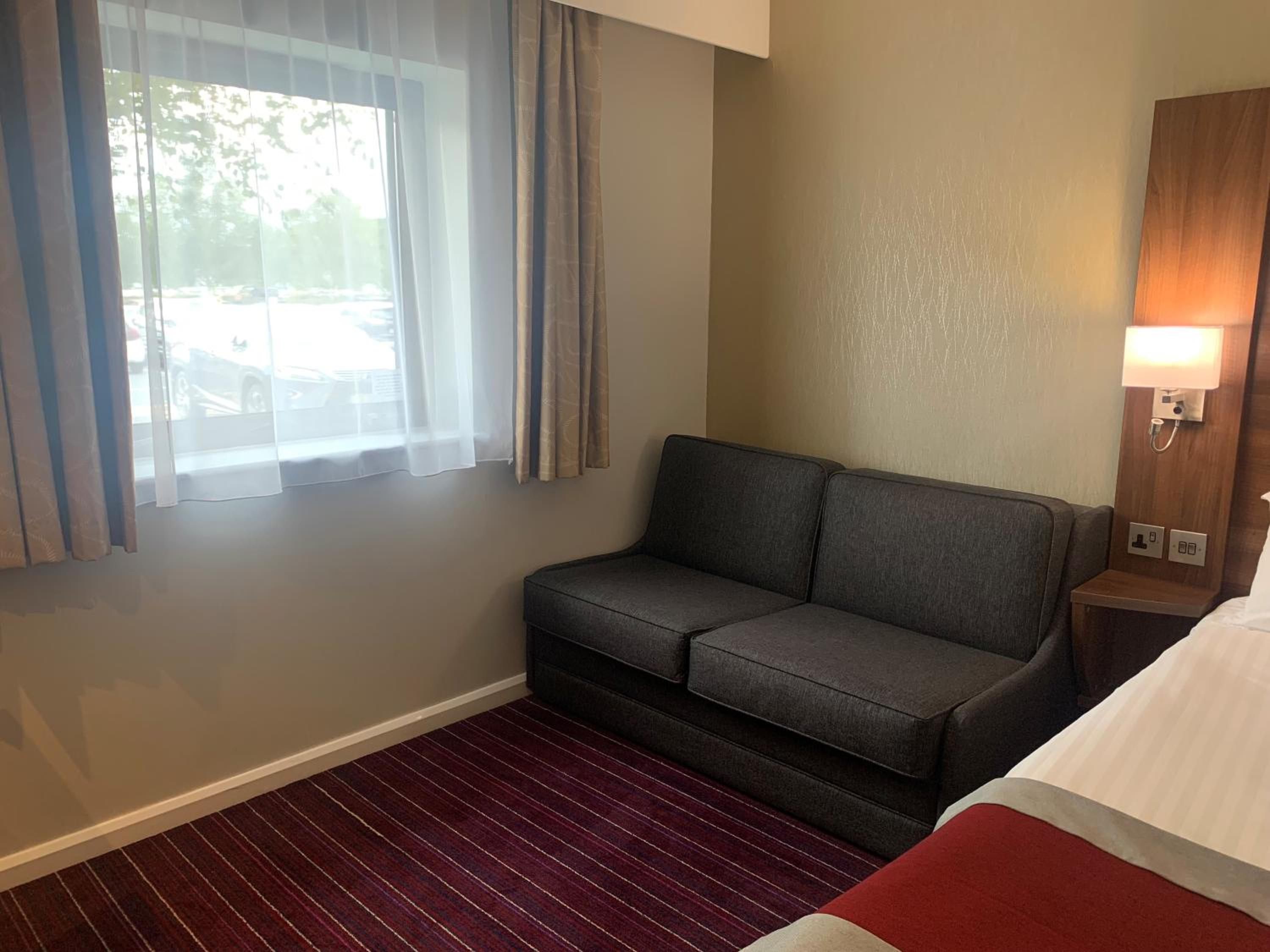 Family Room - Non-Smoking - Photo 8
