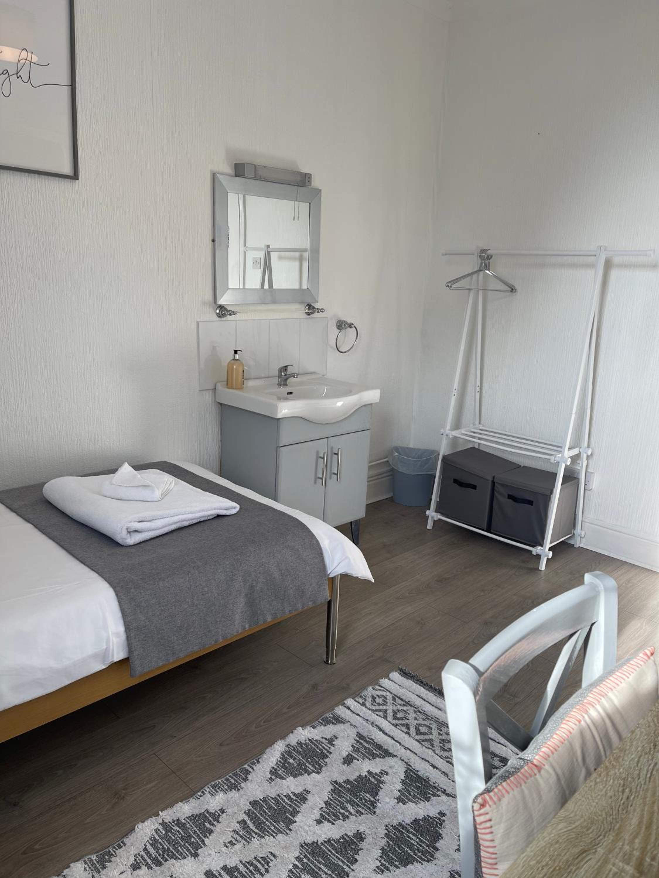 Single Room with Shared Bathroom photo 2