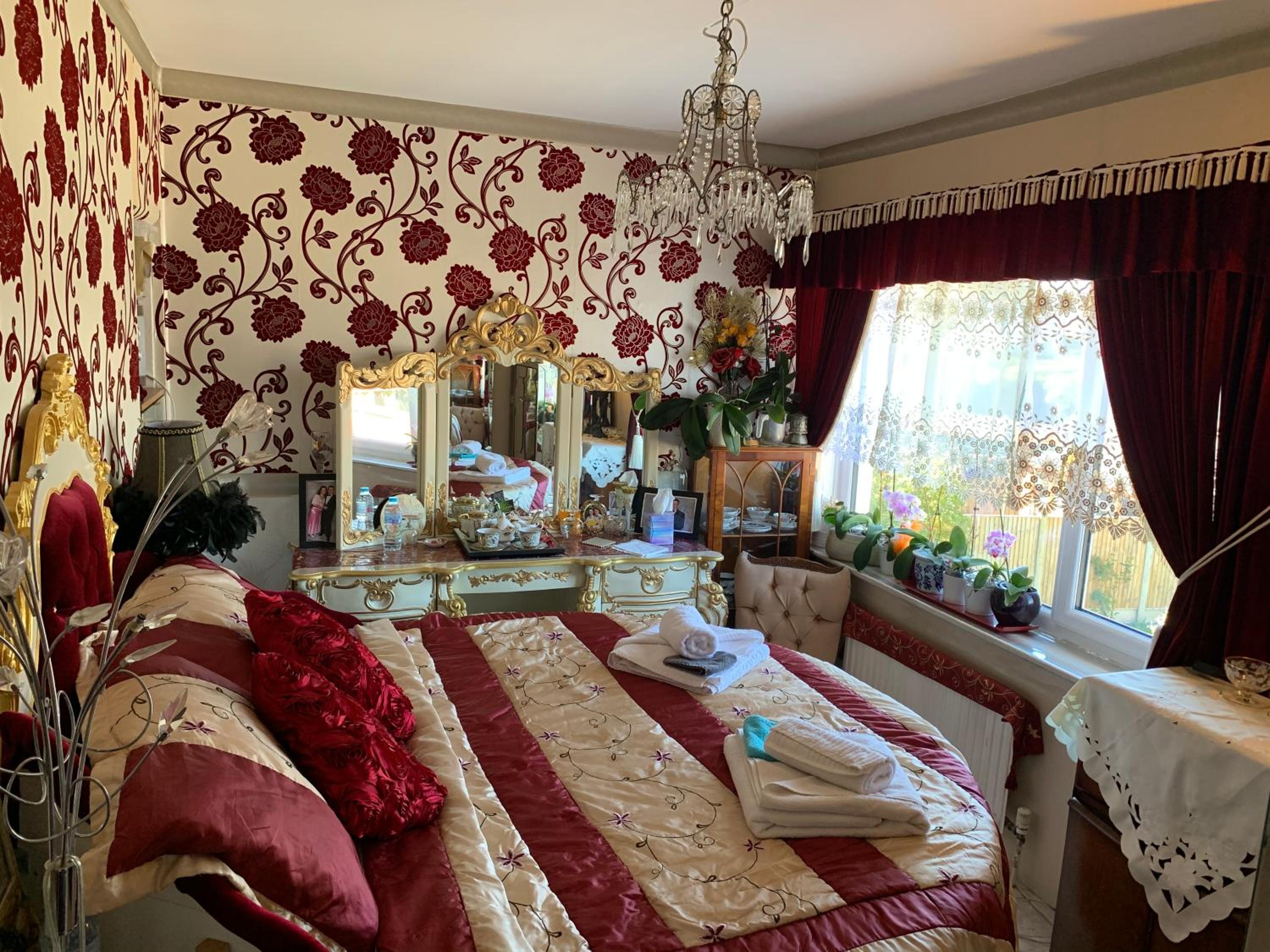 Queen Room photo 2
