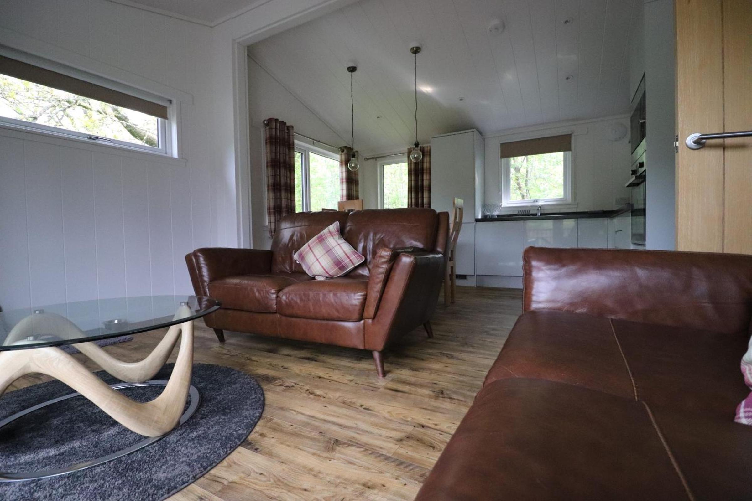 Lodges 13 and 14 (Superior) - Sleeps 4, Pet Friendly, Hot Tub