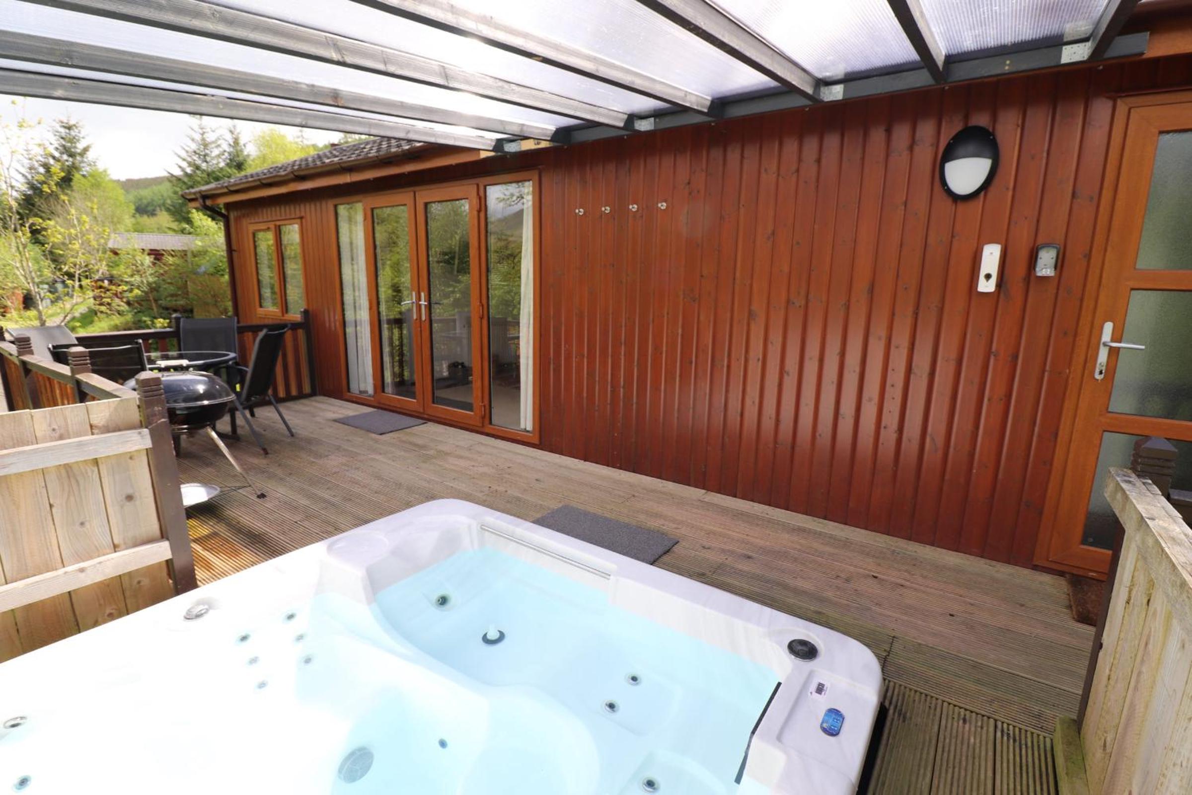 Lodge 15 - Braes View Lodge. Sleeps 4, Hot Tub, Pet Friendly