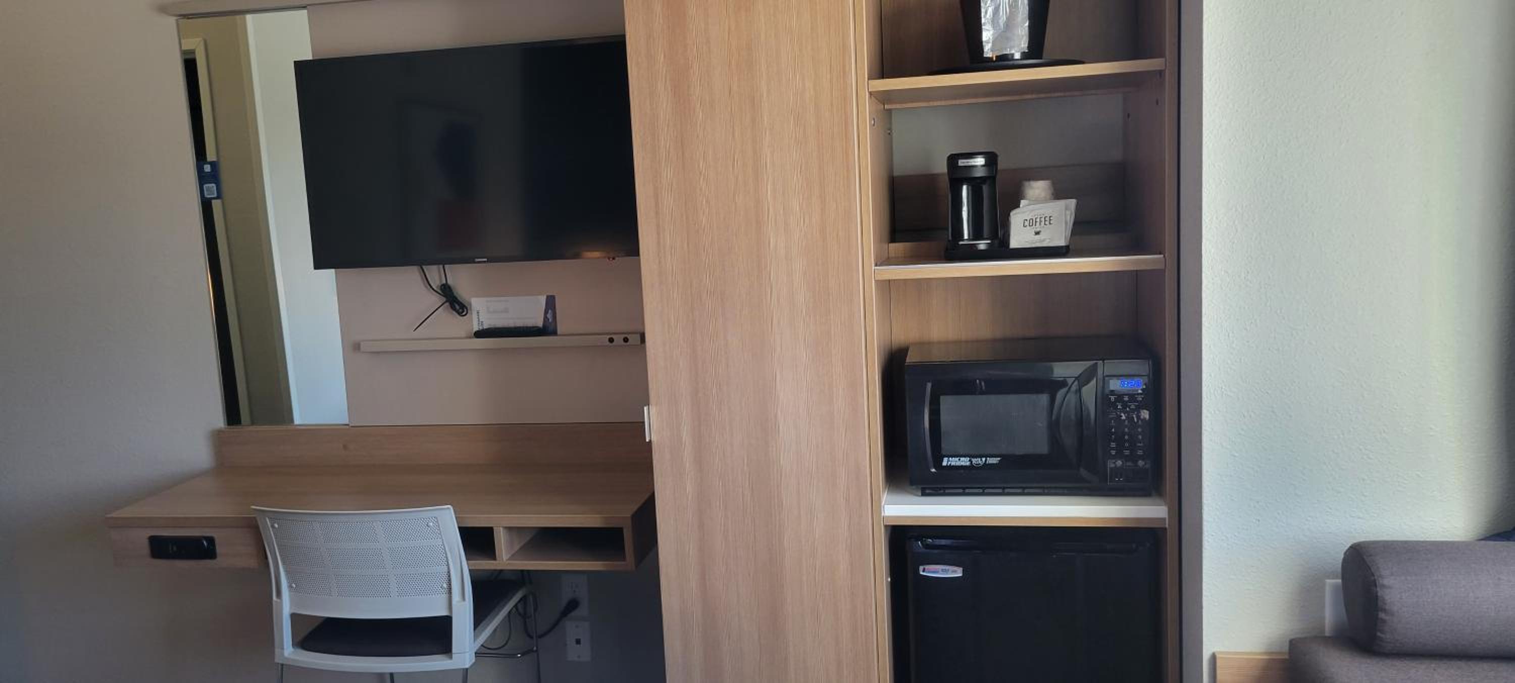 Queen Room - Non-Smoking - Photo 3