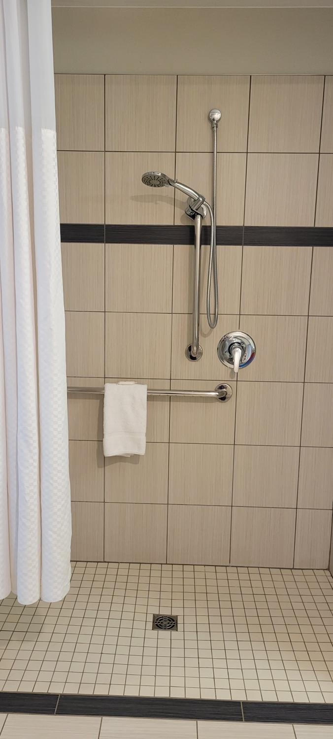 Queen Room with Two Queen Beds - Mobility Access/Non-Smoking - Photo 4