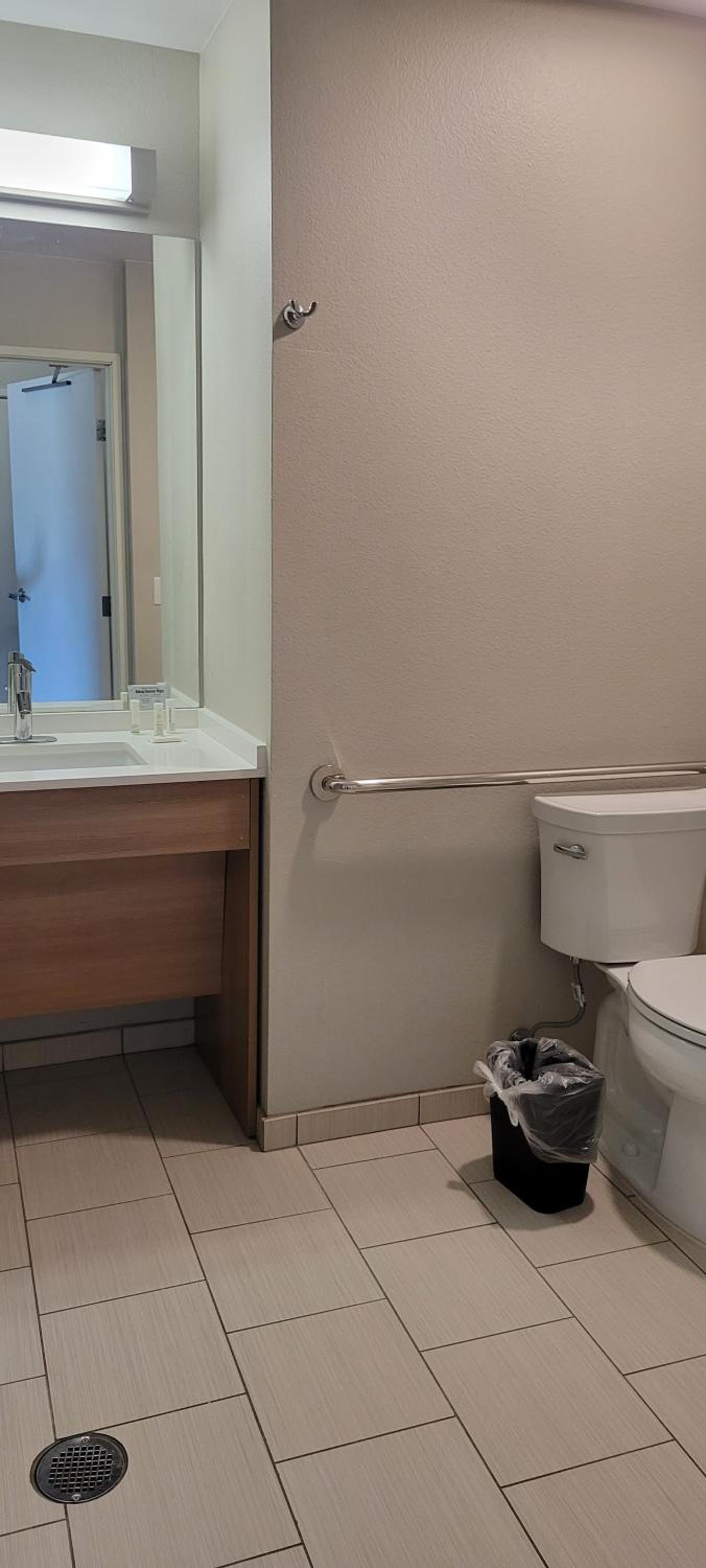 Queen Room with Two Queen Beds - Mobility Access/Non-Smoking - Photo 3